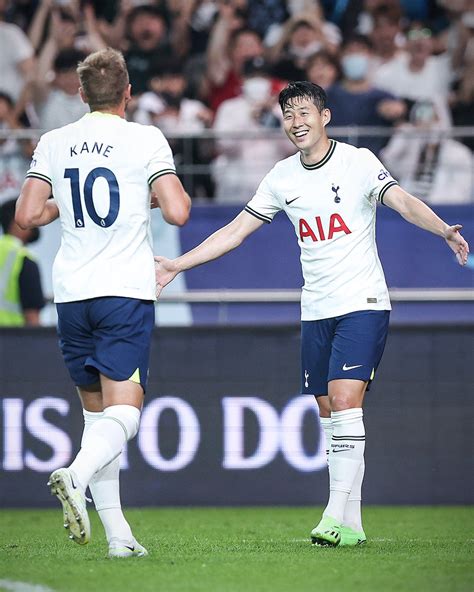 Write informative laconic excerpt under 30 words in mexican spanish for news below. Do not wrap it into quotation marks or html tags. Tottenham continued their preparations for the new season with a 4-3 win over K-League XI -- a team comprising of the best players in the South Korean league -- in Seoul on Wednesday.The game, which took place at the Seoul World Cup Stadium, was Spurs&apos; second in their preseason tour of Asia following their win over Vissel Kobe in Japan last Saturday.Ange Postecoglou&apos;s side raced into a 3-0 lead by half-time, courtesy of a brace from local hero Son Heung-Min and a strike from Dejan Kulusevski.The South Korean side pulled two goals back 10 minutes into the second half before academy striker Will Lankshear restored Spurs&apos; two-goal advantage in the 67th minute. Oberdan&apos;s goal in the 81st minute setup a dramatic finish to the game but Spurs ultimately prevailed to maintain their unbeaten preseason record.The North London side begin the new Premier League season away to Leicester City on Aug. 19, but prior to that they face Bayern Munich twice -- first in Seoul on Aug. 3 and then at Tottenham Hotspur Stadium on Aug. 10.Harry Kane, who joined Bayern from Spurs last summer, won&apos;t be involved for the clash in Seoul but will return to his former stomping ground a week later.,Tottenham venció 4-3 a K-League XI en Seúl como parte de su preparación para la nueva temporada. Son destacó con dos goles.