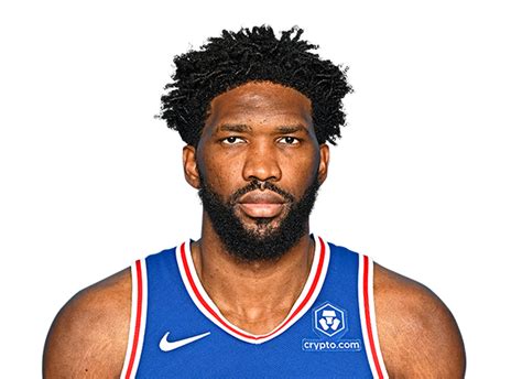 Write informative laconic excerpt under 30 words in mexican spanish for news below. Do not wrap it into quotation marks or html tags. Joel Embiid, jugador de los 76ers de Filadelfia, fue el segundo jugador con mayor valor de fantasía en la temporada 2022-23 de la NBA. Embiid lideró la liga en puntos por juego (33.1) y fue el mejor centro defensivo en la liga, promediando 1.7 bloqueos y 1.0 robos por juego. A pesar de su historial de lesiones, Embiid jugó 68 partidos en la temporada pasada y se espera que sea el foco principal del equipo en la siguiente temporada.,Joel Embiid destaca en la NBA por su excelente desempeño en la temporada, liderando en puntos y defensa como centro de los 76ers de Filadelfia.