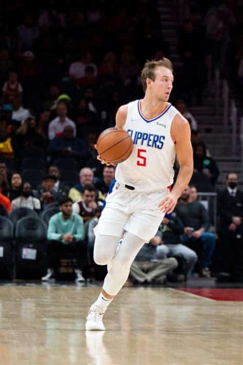 Write informative laconic excerpt under 30 words in mexican spanish for news below. Do not wrap it into quotation marks or html tags. El jugador de baloncesto Luke Kennard tuvo un gran desempeño al final de la temporada 2022-2023, promediando 13.9 puntos, 3.7 rebotes, 2.4 asistencias y 3.7 triples en 15 juegos para los Grizzlies de Memphis. Kennard tiene la habilidad de anotar eficientemente desde la línea de tres puntos, lo que lo convierte en un jugador valioso en ligas de fantasía que tienen en cuenta los porcentajes de tiro. Aunque su papel podría disminuir una vez que Ja Morant regrese de su suspensión, la capacidad de Kennard para espaciar la cancha sigue siendo importante para los Grizzlies en la búsqueda de un largo recorrido en los playoffs.,Luke Kennard brilló al final de la temporada 2022-2023 con Memphis Grizzlies, destacando en triples y siendo clave para el equipo en los playoffs.