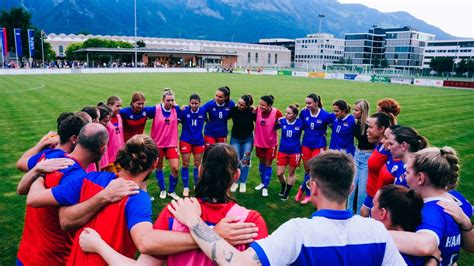 Write informative laconic excerpt under 30 words in mexican spanish for news below. Do not wrap it into quotation marks or html tags. Aug 16, 2024, 04:00 AM ETLiechtenstein&apos;s players huddle after the match against Namibia. LFV/Peter RindererRUGGELL, Liechtenstein -- It&apos;s just gone 6 p.m. local time at Freizeitpark Widau in Ruggell and Liechtenstein&apos;s women&apos;s team are hosting a friendly against Namibia in mid-July, a day before the rest of Europe wraps up the group stage of qualification for Euro 2025. Liechtenstein, a principality of around 40,000 people that sits between Austria and Switzerland, are one of the few unranked nations in FIFA&apos;s world ranking (their African opponents sit 126th among the 193 active teams), but that is about to change.Ruggell is the perennial home for the women&apos;s national team as attendances remain modest and they would not fill the Rheinpark Stadion in Vaduz (which has a capacity of less than 6,000 seated) where the men play. But the town could soon be in the spotlight as the Liechtenstein Football Association (LFV) has submitted an official bid to add it to the catalogue of potential bases for teams competing at Euro 2025 in Switzerland.The sun is shining, children are hoisting themselves onto the advertising hoardings to get a clearer view of the action, and the crowd is bubbling with friends and family of the home side.It&apos;s an unusual match. In the women&apos;s game, African nations -- especially those outside of the continent&apos;s best -- rarely travel as far as the tiny landlocked nation in central Europe. Having only been in existence since April 2021, it is the first time that Liechtenstein have played a team from another continent, but this double-header of friendlies (with the second match occurring in three days&apos; time) is enough to satisfy FIFA&apos;s criteria and grant them their maiden world ranking.The game ends in a 1-1 draw (while the return game will finish 2-0 to Namibia) and SV Meppen&apos;s Lena Göppel, one of the few players with a professional grounding, stands head and shoulders above her teammates in the middle of the park. Liechtenstein captain and centre-back Sophia Hürlimann (currently at Winterthur in Switzerland&apos;s second tier) also impresses with her reading of the game and makes countless interceptions, while Salomé Stampfli shows spark in attack before tucking home the equaliser -- her second goal for her country and just the 19th in entire history of the senior national team.Liechtenstein is the second-smallest national team by population with a recognised senior women&apos;s team behind British overseas territory Gibraltar [pop.32,000] -- at the time of writing, San Marino [pop. 33,000] lacks one. So it would be easy to assume that the group possesses a small-team attitude or an undeveloped style, and the players, almost all of whom are amateurs with full-time jobs elsewhere, have a lack of ambition. But for those who represented their national team on this summer evening against Namibia, that is far from the truth. A first-ever FIFA ranking of 187th out of 194 is on the way.Kids on the sidelines try to get a good look at the action as Liechtenstein take on Namibia. Sophie LawsonA nation without a domestic leagueIf you have 25 minutes to spare you can drive the length of Liechtenstein, about 24 kilometres (15 miles), from the apex of the country in Ruggell to the mountains in Triesen. There is just one hospital in the capital of Vaduz, but since 2014 it has lacked a maternity ward, meaning any resident has to cross the border to give birth.The journey by car may not take long but it means very few of the players who represent the national team were actually born in Liechtenstein. Thankfully, the country&apos;s close ties with Switzerland mean that, like many land borders in Europe, eyelids are rarely batted when a car or bus crosses from one side to the other.Everything about the diminutive nation feels like a town, but one that is subdivided into smaller towns -- many of which have their own football teams. For a country this size, there is no structure for a domestic league. Liechtenstein is bordered on three sides by Switzerland, shares the Swiss Franc and speaks a dialect similar to Swiss German, so it relies on the Swiss football league system to play host to its clubs.WIR MACHEN DAS UNMÖGLICHE MÖGLICH!!!! WIR STEHEN IN DER GRUPPENPHASE DER UEFA EUROPA CONFERENCE LEAGUE ❤️🤍#hoppvadoz #supportFCV #fcvaduz #SKRVAD pic.twitter.com/87s7AmUQSk— FC Vaduz (@VaduzFC) August 25, 2022 To allow for Liechtensteiner men&apos;s clubs to participate in Europe, the LFV organises and runs the Liechtenstein Cup for their domestic teams, with FC Vaduz the serial winners. Indeed, it was their recent success that saw them become the first club from Liechtenstein to play in a UEFA tournament group stage -- the 2022-23 UEFA Europa Conference League. But Vaduz, like their six fellow Liechtenstein teams (FC Balzers, USV Eschen/Mauren, FC Ruggell, FC Schaan, FC Triesen, and FC Triesenberg) play their league football in Switzerland and are currently in the second tier (the Dieci Challenge League), a long way from their compatriots who are languishing between the fourth and eight tiers.There is no equivalent qualifying competition on the women&apos;s side, hence why no team from Liechtenstein has never contested the UEFA Women&apos;s Champions League.When it comes to women&apos;s football, things are understandably more on the embryonic side. FC Triesen&apos;s women&apos;s team have been around since the 1980s and play in the Swiss 3.Liga, while there has been encouragement from the LFV for its national-team players to join the same club in an effort to strengthen the team, with Adrienne Krysl tasked with managing the club team as well as national team. And since 2018 there has been more cooperation between the clubs and the LFV in their Mädchenfussball ("girl&apos;s football") setup with a greater focus on the clubs offering youth football for local girls in Liechtenstein.The pride of representing your countryAdrienne Krysl is the head coach of FC Triesen and Liechtenstein. Daniela Porcelli/Eurasia Sport Images/Getty ImagesOut of 210 teams in the latest FIFA men&apos;s world ranking, Liechtenstein sit 199th. But from FC Vaduz&apos;s triumph over Rapid Wien in Europa Conference League qualifying playoffs in 2022-23, to the men&apos;s national team forcing a 2-2 draw against Cristiano Ronaldo&apos;s Portugal in World Cup qualifying in 2004, there is something about the country that promises to punch above its weight when it comes to sport. Even away from football, Liechtenstein have 10 Olympic medals (all in alpine skiing), making it the nation with the most medals per capita and the smallest sovereign state by area to claim an Olympic gold (it has two.)The Liechtenstein women&apos;s national team only played its first game in April 2021 (a 2-1 loss to Luxembourg). Many of the current team played for the under-16 and U19 teams that predated the senior side by four years, and the creation of a senior team allowed a pathway for the teenagers who had taken their first international steps at youth level.🇱🇮 Congratulations to Liechtenstein, whose women&apos;s team played its first official international match this weekend!⚽ Despite being beaten 2-1 by Luxembourg, it was a day to remember for the principality, whose first goal was scored by captain Viktoria Gerner. pic.twitter.com/tZHJGgvWv6— UEFA (@UEFA) April 13, 2021 "I think because there were many girls that played who were born around 2000 or 2001, it kind of made sense that you move up with them and then build with those people into a senior national team," Göppel tells ESPN. "So, it was always a step-by-step process to move on and we all knew that at some point there must be a senior national team."From the outset, it was clear that Liechtenstein wanted to compete in European tournaments, entering a team into U19 European Championship qualifying in 2022 just six months after the senior team&apos;s first-ever game.In the first round, the U19s cut their teeth with a 2-0 loss to Croatia, a 2-1 defeat to Kosovo, and picked up their first point after a 0-0 draw against Latvia; six months later, Liechtenstein contested three second-round matches against North Macedonia, Slovenia and Moldova and, while they didn&apos;t qualify, they earned another point.It was a similar story in 2023 as qualification for the U19 Euros got underway: the first round brought about a 0-0 draw against Lithuania, sandwiched by losses to Iceland and the Faroe Islands, before the second round saw them lose to Scotland and Albania.For the advent and growth of the senior team, caution has been the name of the game, the LFV has made it clear it needs to have a structure and plan in place for the development of women&apos;s football. And it is one that preaches patience."It is like a fragile plant; you have to handle it very, very carefully, just like a flower. You have to give water: but not too much water, because if you give too much water, then the plant dies, but also too little. In women&apos;s football, it&apos;s the same, so we have to be very careful and to make it step by step." -- LFV president Hugo QuadererIndeed, the country has been taking those steady steps, growing together to improve their lot, and advancing towards their first-ever official FIFA ranking. The next step is to play competitive games, rather than friendlies, and that means taking part in the UEFA Nations League and European Championship qualifiers. But, given their players are having to juggle jobs and lives outside the game, the LFV has been cautious in its approach."We are speaking to all the players, asking them if it would be possible for them to take part in the qualification [in the next Nations League cycle]," Quaderer tells ESPN. "And have to we explain to them what it means to play a qualification, because you have this week of football, and if you play twice abroad, then you are away eight or nine days ... And that means for the players [who are amateur] who are studying or working, that is a big challenge."San Marino&apos;s men are the world&apos;s worst team and stories of what the players do in their day jobs while also trying to qualify for a European Championship often takes centre stage -- as documented by ESPN&apos;s Mark Ogden last year -- but it is a persistent norm for many countries across the women&apos;s football landscape. And Liechtenstein are an extreme example.A double lifeSalome Stampfli, right, has to balance her career as a footballer with a passion for architecture. Salome StampfliFor 19-year-old midfielder Stampfli, who in her other life is in the last year of her apprenticeship to become an illustrator specialising in architecture, a typical day looks something like this: "Wake up at 6.30 a.m., work from 7.30 a.m., go home for lunch, and back to work in the afternoon, before going straight to practice until about 8.15 p.m. Then home for dinner and sleep." The teenager is shy when talking to ESPN; her English is limited but she considers her answers and says how much she enjoys her job where she gets to "draw plans for buildings, new houses and schools and stuff."She reveals her main drive is, "to make her parents proud, but [I] know that they&apos;re always proud and yeah ... just to continue being healthy and have fun playing and then look out for how far [I] can come."In the match against Namibia, it&apos;s easy to spot her friends and family on the sidelines. A woman with dark hair wearing a Stampfli shirt hovers around the halfway line, paying rapt attention to the game; while a clutch of women, who look to be in their late teens and early 20s, gather on one of the benches laid out across the concrete and give intermittent cheers and shouts of "Woo, Salomé!" throughout."Their first impression is &apos;wow, that&apos;s awesome,&apos;" Stampfli says, when asked how her friends and colleagues feel about her role with the national team. "It&apos;s great that you have the chance to do that, to play against different countries, to travel a lot, to have all these great experiences and I think they see it as an honour as well."Göppel, who was the first Liechtenstein women&apos;s player to transfer to Germany when she moved to Essen in January 2024, having previously played for St. Gallen, is now preparing for her first full season with Meppen in Germany&apos;s second tier.The 22-year-old understands the need to keep studying, preparing for whatever comes after her career. And so, even though she spent four years at the University of Louisiana at Monroe getting her bachelor&apos;s degree, since returning to Europe she has opted to further her studies and is currently working towards an MBA in business administration, with her training days bisected by study.Lena Göppel is one of the few players in the side who has a professional grounding. Peter RindererThis is standard practice in women&apos;s football, even in the highest echelons of the game, as a university education is something players of all ages pursue alongside a career as a footballer. Some, like Barcelona midfielder Caroline Graham Hansen, opted to return to Norway in her teens to wrap up her degree before moving to Germany with VfL Wolfsburg in 2014, safe in the knowledge that she had foundations on which to build a post-playing career. Others, like Switzerland international Lia Wälti, balance football at Arsenal with studying for a BSc in business administration and sports management.Göppel, whose older brother Maximilian plays for Swiss 1. Liga club USV Eschen/Mauren and Lichtenstein&apos;s men, spoke of wanting to emulate her sibling, saying:"We always played football and he was professional as well for some years, so I looked up to him and wanted to be like him... And then I lived my dream [at university] in America because that&apos;s the infrastructure you have there. It&apos;s just unbelievable for college kids... Then playing with Essen and making my debut [against Bayern Munich], my dream came true. My family always supported me: they just said do it if you want to."Going from Lichtenstein to one of the biggest countries in the world, Göppel needed time to adjust when she first moved to Louisianna, not least as it was during the start of a pandemic."It was during COVID, so it was different with flying and all the rules they had. But Louisiana has such big hospitality, they&apos;re so friendly and stuff, and that made it easy for me to adjust," she says. "The girls there, they were all so happy to have me there and were so fascinated that my country is so small [laughs]. So even like the soccer team was just like a huge family."As well as those who play "domestically" in Switzerland, such as Stampfli and Katharina Risch at St. Gallen, there are the likes of Julia Benneckenstein (Itawamba Community College) and Felicia Frick (Carson-Newman University) who are currently in the U.S. collegiate system where sport and study are firmly balanced, allowing enough time for college athletes to study and play without either having to take a backseat. Indeed, international windows and training camps are budgeted for by U.S. colleges, which allows players like Benneckenstein and Frick to travel home when duty calls.The next stepLiechtenstein&apos;s women are looking to play more competitive games in European competition. Daniela Porcelli/Eurasia Sport Images/Getty ImagesWith their maiden FIFA ranking secured on Aug. 16, 187th out of 194 (three spots above Andorra), Liechtenstein&apos;s women&apos;s team are looking ahead. But once a national team takes the plunge, there is no turning back. In agreeing to play in the 2025-26 UEFA Nations League campaign, the team would have to confirm participation in the subsequent qualifiers/Nations League seasons."The worst scenario for us would be if we start the qualification, but end up with not enough players," Quaderer says. "Then we couldn&apos;t play the next qualification."Once Liechtenstein head coach Krysl has spoken to all her players -- Quaderer estimates that a total of 40 would be needed due to injuries, as well as school or work commitments -- the board will review if Liechtenstein can take its next step.For the players given a chance to represent their national team, it&apos;s a clear source of pride. But, as Göppel is aware, it&apos;s a sizable step up for the small country."You always have to be reasonable and evaluate if it makes sense because you can also see it with our men&apos;s team ... you will never really have a chance against big nations," she says. "But I think the Nations League is always a good opportunity to show what you can do, even smaller countries -- even if you lose 2-0 or something, sometimes that&apos;s a win for a smaller country."When talking to ESPN, Krysl explained her coaching philosophy involved letting the players think for themselves, wanting them to learn and grow as footballers."I give them a mirror. It&apos;s important that the players can say if they should go left, or right; to know what to do in different situations rather than being told. So, I give them a way to learn, to understand."Ahead of the two games with Namibia, the talk from everyone involved with the team -- from players, to coach, to the head of the federation -- was about the need to be realistic, to understand the limitations of the team and accept that they are still taking the early steps on their journey.The football on show, even though slightly crude, was reminiscent of countless mid-table Women&apos;s Super League games last season: lacking shape in the first half, with a lone striker who struggles to get into the game, and a difficult time in balancing defence and attack.But there is clear hope for the team too. The strategy put in place almost a decade ago has been followed -- and, so far, the plant has been carefully cared for. There is the hope the team will soon be playing in the Nations League, if not next year than in the next few years, once the LFV feels able to commit. Then a principal sponsor for the women&apos;s team will be required to keep the investment steady and allow the federation to keep grassroots funding while the sponsor takes on the expenditure of the travel that comes with a Nations League campaign.The players, under Krysl&apos;s stewardship, are improving too. The coach is working as closely with the handful of clubs in Liechtenstein as possible and, even though trainings remain limited to three times a week, the national team is on a gentle uphill curve. The promise of more competitive games in the near future will only benefit the team in the long run.For the first time in their history, the Liechtenstein women&apos;s national team are officially a FIFA-ranked nation. Only time will tell how far they can go. ESPN BET is owned and operated by PENN Entertainment, Inc. and its subsidiaries (&apos;PENN&apos;). ESPN BET is available in states where PENN is licensed to offer sports wagering. Must be 21+ to wager. If you or someone you know has a gambling problem and wants help, call 1-800-GAMBLER.Copyright: © 2024 ESPN Enterprises, Inc. All rights reserved. ,Liechtenstein enfrenta a Namibia en amistoso histórico antes de obtener su primer ranking FIFA. Equipo femenino sin liga nacional pero con aspiraciones internacionales.