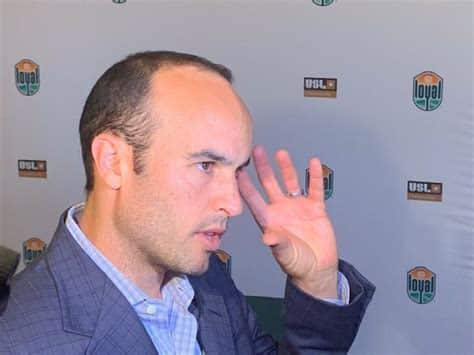 Write informative laconic excerpt under 30 words in mexican spanish for news below. Do not wrap it into quotation marks or html tags. United States men&apos;s national team legend Landon Donovan will serve as San Diego Wave&apos;s interim head coach for the rest of the 2024 season, the NWSL club said Friday.The 42-year-old, the joint leading scorer in USMNT history, will step in for former interim Paul Buckle as he transitions out of the role. Buckle&apos;s initial commitment to the interim position was only through the summer as the Wave continue to look for a new head coach."First off, we want to thank Paul for his professionalism and honoring his commitment to see us through this summer window," said San Diego sporting director and general manager Camille Ashton in a news release."We are thrilled to have Landon join the club and lead the team for the remainder of the season, including the first-ever Concacaf W Champions Cup.Landon Donovan will coach San Diego for the rest of the 2024 season. John Wilkinson/ISI Photos/Getty Images"Landon&apos;s level of knowledge, understanding and experience as both a player and a coach, provides us with a leader that can help guide this club to where we want to be -- in a playoff position and competing for a Championship. His passion for this city and growing the game, along with having a player-first mentality, make him a natural fit for this club."From 2020 through 2022, Donovan was the head coach and executive vice president of soccer operations for the now-defunct San Diego Loyal in the USL Championship.In the team&apos;s final season in 2023, the local San Diegan was given the full-time role of executive vice president of soccer operations. Donovan&apos;s previous role with the Loyal was his first and only coaching experience at the professional level.Donovan will now seek to revive the NWSL Shield holder, which is currently outside of a playoff position thanks to a 3W-6D-7L record. The Wave were also knocked out in the group stage of the ongoing NWSL x Liga MX Femenil Summer Cup.San Diego will take part in the Concacaf W Champions Cup in its tournament opener against Santa Fe FC in Panama City, Panama, on Aug. 20.The club will then return to NWSL play a home game against Angel City FC on Aug. 24, which will feature the return of its six Olympians, including American gold medal-winners Naomi Girma and Jaedyn Shaw.Donovan, the only American male to register 50-plus goals and assist for the national team, earned a long list of plaudits for both club and country.The 14-time MLS All-Star claimed six MLS Cup titles in his career with the San Jose Earthquakes and LA Galaxy. At the national team level, Donovan earned four Gold Cup trophies and was selected as the Best Young Player in the 2002 World Cup. ,El legendario Landon Donovan dirigirá al San Diego Wave como entrenador interino por el resto de la temporada 2024 de la NWSL.