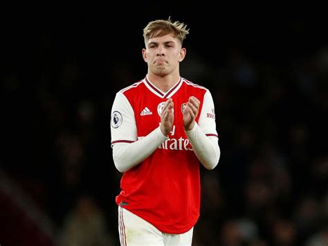 Write informative laconic excerpt under 30 words in mexican spanish for news below. Do not wrap it into quotation marks or html tags. Aug 2, 2024, 09:08 AM ETEmile Smith Rowe has left Arsenal on a permanent transfer. Marc Atkins/Getty ImagesFulham have signed Emile Smith Rowe from Arsenal in a deal reported to be worth £34 million ($43.7m), a fee which makes him the most expensive signing in the club&apos;s history.Smith-Rowe, 24, becomes Fulham&apos;s first permanent transfer of the summer as they look to reinvest the money made from João Palhinha&apos;s move to Bayern Munich."I&apos;m finally here, so I&apos;m really happy for me and my family -- it&apos;s a good moment," Smith Rowe said of the transfer."I&apos;m really excited, I just wanted to get here as quickly as possible so I could get going with my teammates."Listening to the project, speaking to the Manager, and seeing what players we have here already, I think it&apos;s an exciting project for me, and definitely the perfect step for my career going forward."The attacking midfielder made his Arsenal debut in the Europa League against Vorskla Poltava in September 2018 after coming through the club&apos;s academy, establishing himself in the first team in 2020 after loans to Huddersfield and RB Leipzig.In all he made 115 appearances for the north London team, scoring 18 goals and providing 13 assists.Information from James Olley contributed to this report. ,Fulham ficha a Emile Smith Rowe del Arsenal por £34 millones, convirtiéndolo en el fichaje más caro en la historia del club. ¡El mediocampista de 24 años llega como primera transferencia permanente del Fulham este verano!