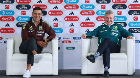 Write informative laconic excerpt under 30 words in mexican spanish for news below. Do not wrap it into quotation marks or html tags. Death and taxes are certain in life, and so seems head coach Javier Aguirre stepping in to save Mexico&apos;s men&apos;s national team. If things looked a little too familiar during Thursday&apos;s introductory press conference for Aguirre, it&apos;s because this wasn&apos;t the first time he&apos;s been announced as El Tri&apos;s leader on the sideline. Or even the second.After previously being hired in two separate occasions to help Mexico qualify for the 2002 and 2010 World Cups, the veteran manager was called upon a third time when he was officially hired last week. Fourteen years after coaching what appeared to be his final game for the national team, Aguirre, beaming with a wide smile in an hour-long media event, found himself once again donning El Tri&apos;s jacket."Any Mexican coach, you present them with this opportunity, they would say yes with their eyes closed," said the 65-year-old.Mexico&apos;s new vision won&apos;t be viewed through just the perspective of Aguirre either.Sitting alongside him at the event, stoic as ever, was new assistant and El Tri legend Rafa Marquez. As previously reported by ESPN Mexico, Thursday&apos;s press conference confirmed the long-term plan in which Aguirre would lead El Tri through the 2026 World Cup, and would then step aside to let Marquez coach the national team in the 2030 cycle.Returning to a federation that often seems to have short-term perspectives in mind, Aguirre proudly backed the new blueprint."Today, more than ever, I see with joy that there&apos;s a project that&apos;s not only about rescuing three World Cup qualifiers," said the coach. "There&apos;s a project, there&apos;s an important foundation, a project until 2030. I&apos;m very excited, I&apos;m very excited to see that things are being done well, to see that things are becoming more professional.""We are already thinking about six years from now, it&apos;s fantastic. I can&apos;t say no to my country, to my national team."And that national team is one that undoubtedly needs help.Once seen as the undisputed Concacaf kings that were on the cusp of joining the upper echelon of the globe&apos;s elite, Mexico now haven&apos;t claimed a title in their three Nations League runs, they stumbled out of the group stage of the 2022 World Cup, they were unable to qualify for this summer&apos;s Olympics, and in July, they cemented their third group stage exit in their last four Copa América appearances. It&apos;s a dark period for Mexico after the dismal Copa that forced the departure of former coach Jaime "Jimmy" Lozano, but the good news for fans of El Tri: Aguirre has the know-how to pick up the pieces of the squad that remains in a slump.The bad news? The harsh reality for the national team is that the days of once being ranked fourth in the world by FIFA (in 2006), are now long gone. While soccer continues to develop and grow across Concacaf and beyond, there needs to be a recognition by Mexico that it needs to improve its depth and also usher in a new generation of players.It&apos;s less of a wealth of talent and more of a work with what you have, which is exactly the scenario in which Aguirre was able to find recent success with Mallorca in Spain. After narrowly avoiding relegation in LaLiga&apos;s 2021-22 table, the Mexican coach pushed the modest squad up to ninth in 2022-23. Although they eventually dipped down to 15th in the 2023-24 season, Aguirre gained acclaim for a Cinderella run into the final of the Copa del Rey.For a club that was ranked 17th in LaLiga&apos;s 2023-24 season for xG and possession, it was astonishing to see them on the cusp of a national trophy after narrowly losing the Copa del Rey title on penalties against Athletic Club in April. In Aguirre, Mexico have someone that can make them greater than the sum of their parts.Javier Aguirre is back for a third stint as Mexico manager, working alongside long-time Mexico captain Rafa Marquez. (Photo by Daniel Cardenas/Anadolu via Getty Images)Which isn&apos;t to say that Aguirre will be parking the bus and playing cautiously either. Across Mexico, there&apos;s a misconception that due to being a managerial firefighter, Aguirre will want to be defensive-minded and sit back. During Thursday&apos;s press conference, the coach even quickly corrected a journalist that implied that he utilizes a pragmatic 4-4-2."I played 90 games with Mallorca in a 5-3-2," Aguirre quickly retorted.Historical stats also back up the notion that the manager isn&apos;t simply single-minded on his backline.According to Opta: "Mexico had its World Cups in the 21st century with the most successful passes (1711 in 2002), most ball recoveries (236 in 2002), most tackles (103 in 2010) and most ball possession (62% in 2002).""4-3-3 or the 5-3-2 or the 4-1-4-1, those are really just numbers," said Aguirre on Thursday. "Depending on the opponent, depending on the circumstances of the scoreline, depending on the time, depending on the needs, I&apos;m not against any system."As for improving the depth of the squad and bringing in fresh young faces, Marquez&apos;s latest experience as coach of Barcelona B will be invaluable for a national team structure that has struggled to transition in up-and-coming players. With the knowledge that he&apos;ll take charge in two years as he prepares for 2030, Marquez is also well aware of the importance of needing to support and promote the next generation.Whether it be intentional or not, by having Marquez already involved in a long-term plan, it&apos;ll only benefit his future to begin to look towards and guide countless promising youth players that can often go overlooked for the senior national team.Formerly a captain that took part in five World Cups from 2002 to 2018, Marquez could also be a returning leader to a few familiar veterans that now have a door open to a return."Are they Mexican? Are they footballers? Well, they&apos;re in all of our orbits," said Aguirre about aging stars like Guillermo Ochoa and Hirving "Chucky" Lozano that were dropped from the Copa roster."There are parameters, obviously, there&apos;s an idea, we try to follow it, but we&apos;re also interested in good footballers and Mexicans who are proud to be in the national team."Pride, one of the many talking points of the press conference, was an easy topic for someone as storied as Aguirre to bring up. Arguably the greatest manager to hail from Mexico, and with a legend such as Marquez beside him, Aguirre&apos;s aura was one of optimistic nostalgia at the media event.Unlike previous coaches of the 2020s such as Lozano, Diego Cocca and Gerardo Martino that were hired for the first time, Aguirre&apos;s presence evoked sentimental memories that bring up grainy highlights of the early 2000s -- many of which included Marquez.And now, with the 2026 World Cup around the corner that Mexico will co-host with the United States and Canada, will more rose-colored moments soon be added to those recollections?On paper, there&apos;s reason for hope with the coach that has shown over the last two years that he can uplift a team with significant hurdles. In Marquez, there&apos;s a coach that has a familiarity in working with younger players and also as a leader for the team&apos;s veterans.It&apos;s effortless to feel cheerful, but it&apos;s just day one of a project that will quickly pick up speed with just two years to go until the World Cup.With no qualifiers and a major tournament like the Copa now in the past, the clock is ticking for the prominent coach and his assistant to resolve a Mexican soccer crisis that is now just as familiar as Aguirre at the helm.Step one? Finding the right figures for U.S.-based friendlies in September that will spearhead Aguirre&apos;s third stint."Yes, there is time, yes of course," said Mexico&apos;s returning coach about building towards 2026."I think there&apos;s enough time to put together a good team." ,Javier Aguirre liderará la selección mexicana por tercera vez, con un plan a largo plazo hasta el Mundial de 2030. Aguirre tiene la experiencia para recuperar el equipo. #ElTri