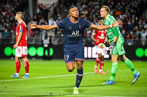 Write informative laconic excerpt under 30 words in mexican spanish for news below. Do not wrap it into quotation marks or html tags. Aug 23, 2024, 06:00 PM ETPARIS -- Paris Saint-Germain seem to be doing just fine without Kylian Mbappé.PSG routed Montpellier 6-0 on Friday to make it two wins in two games in the French league as they start life without Mbappé, who left for Real Madrid this offseason.PSG are seeking their fourth straight league title but many had expected their grip on the trophy to loosen after the departure of their star forward. So far, that hasn&apos;t been the case, with the team netting 10 goals in their opening two matches.Bradley Barcola opened the scoring after three minutes with an angled strike from nine yards out and Marco Asensio doubled the lead with a low shot from the center of the area after being teed up by a delicate pass from João Neves.Bradley Barcola scored twice in PSG&apos;s 6-0 win over Montpellier. Catherine Steenkeste/Getty ImagesIt was the third assist in two games for the 19-year-old Neves, who arrived from Benfica in the offseason.Ousmane Dembélé&apos;s perfect pass gave Barcola the simplest of tap-ins for the third goal eight minutes into the second half, Achraf Hakimi&apos;s side-footed volley made it 4-0 in the 57th and Warren Zaïre-Emery slotted home another on the hour mark.Substitute Lee Kang-in got his second goal in two games when he completed the rout eight minutes from time.Montpellier have one point from their first two games. ,PSG brilla sin Mbappé: 6-0 ante Montpellier. Neymar y compañía lideran la liga francesa sin su estrella y suman 10 goles en dos partidos.