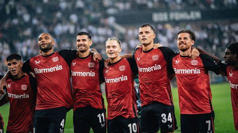 Write informative laconic excerpt under 30 words in mexican spanish for news below. Do not wrap it into quotation marks or html tags. playBayer Leverkusen wins Bundesliga opener in dramatic fashion (0:49)Bayer Leverkusen takes all three points against Borussia Monchengladbach after VAR awards a penalty in stoppage time and Florian Wirtz scores. (0:49)Aug 23, 2024, 06:57 PM ETThe late goals just keep coming for Bayer Leverkusen.The defending Bundesliga champions needed a goal in the 11th minute of injury time to beat Borussia Monchengladbach 3-2 Friday after giving up a two-goal lead in the opening game of the Bundesliga season.Xabi Alonso&apos;s team went undefeated in both the league and the German Cup last season, in part thanks to a number of late goals and comebacks, and it continued in the same vein at the Borussia-Park. Florian Wirtz saw his last-gasp penalty saved, but converted the rebound to secure the win.It was Bayer Leverkusen&apos;s 12th game-tying or go-ahead goal in second-half stoppage time in all competitions since the start of last season, four more than any other team from Europe&apos;s top five leagues in that span."Maybe this is our new DNA, let&apos;s say that. This is not a blot, to believe until the end, doesn&apos;t matter how we play, doesn&apos;t matter what happened in the game," midfielder Granit Xhaka told ESPN afterward."In the end, the mentality, the quality that we have shows one more time that we believe until the end and we are happy that we take the three points back home," he added.Alonso also put the team&apos;s habit for late goals down to their mindset."It&apos;s difficult to explain why we always score late goals," he told a news conference. "We can&apos;t train that and I can&apos;t influence it. It&apos;s the mentality of the team."Xhaka had given the visitors the lead with a thunderous 25-yard strike in the 12th minute and Wirtz made it 2-0 in the 38th after Gladbach failed to clear their lines.Leverkusen then hit the woodwork twice, while Gladbach had a goal chalked off after a video review just before half-time.But Nico Elvedi started the hosts&apos; comeback after 59 minutes and new signing Tim Kleindienst leveled it up in the 85th.As so often with Leverkusen, there was still time for a final twist.The visitors were awarded a penalty for a foul in the area deep into stoppage time, and while goalkeeper Jonas Omlin saved Wirtz&apos;s spot kick he couldn&apos;t prevent last season&apos;s Bundesliga player of the year from slotting in the rebound as Leverkusen took their unbeaten run in the league to 35 games."We had the feeling at 2-2 we are still in the game," Xhaka said. "Monchengladbach were putting some defensive players on so they give us more time in the midfield and after we have the players who have the quality to score, to finish the action, and we did it."Alonso, though, saw room for improvement as Leverkusen look to defend their title this season."It was an intense first Bundesliga game for us," he added. "A lot of things happened in the second half, it was full of emotion right to the end. We did well in many phases."But we weren&apos;t always so compact today, we were also a bit passive in some phases. We have to do that better. We have to be more aggressive."Play had been briefly halted at the start of the second half after fans lit multiple flares in the stands and part of the field was covered in smoke.Information from The Associated Press, Reuters and ESPN Stats & Information contributed to this report. ,Bayer Leverkusen gana en el inicio de la Bundesliga de manera dramática con penal y gol en tiempo de descuento contra Borussia Monchengladbach.