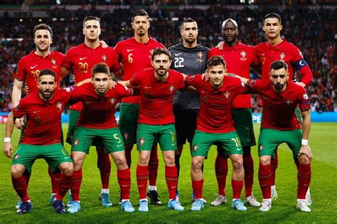 Write informative laconic excerpt under 30 words in mexican spanish for news below. Do not wrap it into quotation marks or html tags. Aug 30, 2024, 08:51 AM ETPortugal coach Roberto Martínez has included Cristiano Ronaldo in his squad for the first two Nations League matches following the veteran forward&apos;s disappointing European Championship.Martínez announced the squad on Friday for its home games against Croatia on Sept. 5 and Scotland on Sept. 8.The 39-year-old Ronaldo holds the record of 130 goals for international men&apos;s football, but he went scoreless in all five of Portugal&apos;s games at Euro 2024 as they were eliminated in the quarterfinals by France via a penalty shootout.Martínez said after Euro 2024 that his team is starting "a new cycle" for the 2026 World Cup, which is being hosted in the United States, Canada and Mexico.Ronaldo will be 41 by the time that tournament in North America kicks off, and Martínez said after their exit from Euro 2024 that it was "too soon" to say whether Ronaldo had played his final game for his country.Cristiano Ronaldo&apos;s international future was uncertain after a disappointing Euro 2024. Photo by Robbie Jay Barratt - AMA/Getty ImagesMartínez restored Ronaldo to the starting lineup for the tournament in Germany after predecessor Fernando Santos had stunned his team and nation by benching him midway through the 2022 World Cup, where he scored in an opening win over Ghana but then failed to mark in the next four games, including a quarterfinal upset to Morocco.Portugal squad:Goalkeepers: Diogo Costa (FC Porto), José Sá (Wolverhampton), Rui Silva (Real Betis).Defenders: Rúben Dias (Manchester City), António Silva (Benfica), Renato Veiga (Chelsea), Gonçalo Inacio (Sporting), Tiago Santos (Lille), Diogo Dalot (Manchester United), Nuno Mendes (Paris Saint-Germain), Nélson Semedo (Wolves).Midfielders: João Palhinha (Bayern Munich), João Neves (Paris Saint-Germain), Vitinha (Paris Saint-Germain), Bruno Fernandes (Manchester United), Bernardo Silva (Manchester City), Rúben Neves (Al-Hilal), João Félix (Chelsea), Francisco Trincão (Sporting), Pedro Gonçalves (Sporting).Forwards: Rafael Leão (AC Milan), Geovany Quenda (Sporting), Pedro Neto (Chelsea), Cristiano Ronaldo (Al Nassr), Diogo Jota (Liverpool). ,El veterano Cristiano Ronaldo regresa a la selección portuguesa después de su decepcionante desempeño en la Eurocopa 2024. ¡Vuelve a la acción en la Nations League!