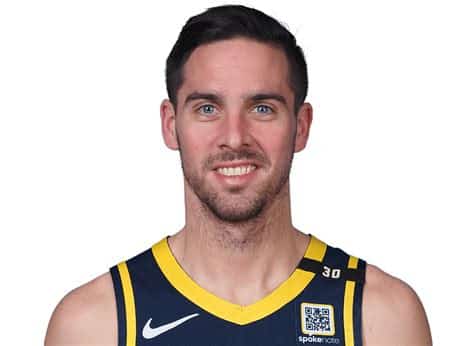 Write informative laconic excerpt under 30 words in mexican spanish for news below. Do not wrap it into quotation marks or html tags. El base, T.J. McConnell, tuvo una temporada con lesiones en 2021-22, pero logró jugar 75 partidos la temporada pasada con un promedio de 20.3 minutos por juego, promediando 8.7 puntos, 5.3 asistencias y 1.1 robos. Su habilidad para robar balones y repartir asistencias lo hace atractivo en ligas de fantasy. Los Pacers de Indiana han añadido jugadores a su plantilla como Bruce Brown y Obi Toppin, lo que podría significar una reducción en el rol de McConnell. Aunque sigue siendo una opción interesante para streaming en algún momento de la temporada, es posible que su valor sostenible haya disminuido. McConnell lideró la liga en robos totales (128) y fue segundo en robos por partido (1.9) en la temporada 2020-21. Aportó promedios de 6.6 asistencias y 3.7 rebotes por juego, con un porcentaje de tiros de campo de carrera del 55.9%. Su falta de tiro de tres puntos es una desventaja, pero su eficiencia en el tiro lo compensa. Su papel podría disminuir esta temporada con la llegada de jugadores como Malcolm Brogdon y Caris LeVert, y la adición de Chris Duarte en el draft.,T.J. McConnell, base de los Pacers, clave en fantasy con robos y asistencias, posiblemente pierda relevancia por nueva competencia en el equipo.