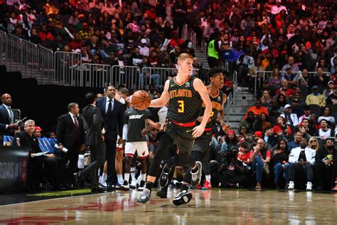 Write informative laconic excerpt under 30 words in mexican spanish for news below. Do not wrap it into quotation marks or html tags. Kevin Huerter fue transferido de Atlanta a Sacramento la temporada pasada y su valor no se vio afectado. Huerter promedió 15.2 puntos, 3.3 rebotes, 2.9 asistencias, 1.1 robos y 2.7 triples por partido con los Kings. Sacramento no hizo muchos movimientos en la temporada baja, lo que es excelente para el valor de fantasía de Huerter.,Kevin Huerter mantuvo su rendimiento con los Kings tras ser transferido de Atlanta, siendo una pieza clave en el equipo sin muchos cambios en la temporada baja.