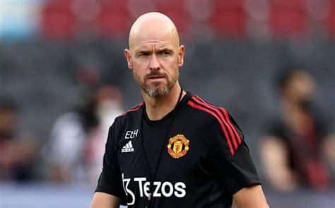 Write informative laconic excerpt under 30 words in mexican spanish for news below. Do not wrap it into quotation marks or html tags. playTen Hag: Man United won&apos;t take risks with players in Community Shield (0:57)Erik ten Hag speaks about Man United&apos;s injuries ahead of their clash with Man City in the Community Shield. (0:57)Asked to summarise the relationship between manager Erik ten Hag and Manchester United&apos;s new leadership team ahead of the coming season, one club source put it very bluntly. "It&apos;s like in a marriage and someone&apos;s been unfaithful," they said. "Now they&apos;re back together and trying to make it work."The parallels are obvious. United&apos;s co-owner Sir Jim Ratcliffe and his INEOS team led by Sir Dave Brailsford made little secret of their doubts about Ten Hag towards the end of last season. It led to meetings with prospective new partners -- Thomas Tuchel and Roberto De Zerbi among them -- before finally deciding to stick with the manager they had all along. Ratcliffe and Brailsford have tried to create some sense of stability by extending the Dutchman&apos;s contract by an extra year which, in theory, keeps him at Old Trafford until 2026.But heading into the first game of the season against Manchester City in Saturday&apos;s Community Shield (stream live on ESPN+, 9:50 a.m ET, U.S. only), there remains a feeling of uncertainty and plenty of unanswered questions. Are United closer to the team that finished eighth in the Premier League last season, or the one that beat City 2-1 in the FA Cup final? Can Ten Hag make the most of his second chance, and for how long are Ratcliffe and Brailsford prepared to stick with him?There were times in April and May when Ten Hag became visibly agitated by questions about his job, but he cut a far more relaxed figure during preseason. He&apos;s refused to criticise INEOS, the conglomerate headed by Ratcliffe, for the way it went about its business after the FA Cup final and has instead done everything he can to grip the olive branch extended to him.Ten Hag said in one interview during the U.S. tour that Ratcliffe&apos;s faith would only be proven in bad moments of poor form but, according to sources, he understands the way to strengthen his position is by getting off to a good start. The Community Shield against City -- a game caught between a preseason friendly and something more serious -- isn&apos;t a referendum on his future, but it&apos;s coming.Preseason defeats to Arsenal and Liverpool in the United States have largely been brushed off, but lose to City and the noise around Ten Hag will begin again. Another poor result when the Premier League kicks off against Fulham at Old Trafford next Friday and the volume of those calling for a change will increase.Erik ten Hag will oversee his third season as Manchester United manager, this time under a new co-ownership. Ash Donelon/Manchester United via Getty ImagesThere was a feeling last season that Ten Hag was immediately on the back foot after a lacklustre performance against Wolverhampton Wanderers on the opening weekend and he cannot afford a repeat, particularly in front of Ratcliffe, Brailsford, new hires CEO Omar Berrada and sporting director Dan Ashworth.Asked to look back on the start to last season and the buildup to that game against Wolves, sources have told ESPN that there was a feeling, even then, that something "wasn&apos;t quite right."It was a difficult tour of the U.S. with too much travel and not enough free time for the players. In hindsight, it wasn&apos;t a huge surprise to those inside the club that United started with six defeats from their first 10 games. From there, the season never really recovered. This summer, Ten Hag has softened his approach and allowed players out for coffees on Rodeo Drive during downtime between sessions.Sun., Aug. 1620:00Fulham (H)Sat., Aug. 2412:30Brighton (a)Sun., Sept. 116:00Liverpool (H)Sat., Sept. 1412:30Southampton (a)Sat., Sept. 2117:30Palace (a)Sun., Sept. 2916:30Tottenham (H)Kickoff times shown as in UKA change of itinerary was welcomed, too, with a 10-day training camp at UCLA in Los Angeles chosen over short stops in multiple cities across different time zones. For the most part, the summer has been viewed as positive, but that&apos;s not to say that all the issues have gone away.Injuries that plagued last season are back in the shape of a three-month layoff for new signing Leny Yoro and a six-week absence for striker Rasmus Højlund, both ruled out in the very first game of the tour against Arsenal.Harry Maguire, Victor Lindelöf, Luke Shaw, and Aaron Wan-Bissaka are all doubts to face City which could leave Ten Hag with only three fit senior defenders at Wembley in Lisandro Martínez, Diogo Dalot and Jonny Evans. United fans have become used to Ten Hag picking the strongest possible team for every game -- particularly when there are trophies to be won -- but he said more than once at his news conference on Thursday that he won&apos;t be taking "risks" against City.In doing so, he made it clear that he doesn&apos;t want a repeat of the issues that played such a big part in last season&apos;s problems. The worry is that if there are more injuries, Ten Hag will have to cope with largely the same squad as finished the 2023-24 season. Yoro has come in to replace Raphaël Varane and Joshua Zirkzee has arrived to replace Anthony Martial, but many of the same questions remain.The beautiful game lives here. Stream top leagues, tournaments and teams.Sign up for ESPN+SATURDAY, AUG. 10 (all times ET) • Stuttgart vs. Athletic Club (9:25 a.m.) • Bayer Leverkusen vs. Real Betis (9:25 a.m.) • Manchester United vs. Manchester City (FA Community Shield) (9:50 a.m.) • West Ham United vs. Celta de Vigo (9:55 a.m.) Are there enough goals? Is Casemiro still good enough to be the first-choice holding midfielder? Where is Mason Mount&apos;s best position? The list goes on. Ideally, United would like to sign another centre-back, a full-back and a central midfielder before the deadline, but, right now, there&apos;s an argument that the squad is no stronger than it was 12 months ago.So far, it&apos;s been a quiet transfer window for a lot of teams, but it will concern fans that Ten Hag appears content with the options he has at his disposal."We know what we are doing and we are in a good position with the squad," he said on Thursday. "We have a squad where in every position there is double occupation."The issue, though, isn&apos;t about how many players he has, but rather whether or not they&apos;re good enough to significantly improve on last year&apos;s performances. For all the problems Ten Hag experienced last season it at least finished on a high with a trophy and this week he was keen to remind his squad of it.With everyone back together at Carrington for the first time this summer, he held a meeting to show his players pictures of the celebrations after lifting the FA Cup. He told them to remember the feeling and challenged them to do it again.Beating City at Wembley two months ago helped keep Ten Hag in a job. Do it again on Saturday and it will be a positive first step towards answering some key questions and making sure his marriage of convenience with Ratcliffe and INEOS eventually becomes a happy one. ,El futuro del Manchester United bajo Erik ten Hag enfrenta incertidumbre antes del Community Shield. Lesiones y dudas rodean al equipo. (Fuente: ESPN)