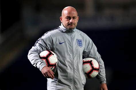 Write informative laconic excerpt under 30 words in mexican spanish for news below. Do not wrap it into quotation marks or html tags. Aug 9, 2024, 09:12 AM ETLee Carsley has replaced Gareth Southgate as England manager. Photo by Matt McNulty - The FA/The FA via Getty ImagesLee Carsley has been named the interim head coach of England for the start of their upcoming Nations League campaign, the English Football Association (FA) confirmed on Friday.Carsley will be in charge of England&apos;s September fixtures against the Republic of Ireland and Finland, while the FA continue their search for a permanent manager.The 50-year-old has been promoted from his position as head coach of the men&apos;s under-21 side, who he led to glory at the U21 European Championship in 2022.He replaces Gareth Southgate, who stepped down from his post after eight years, following England&apos;s loss to Spain in the Euro 2024 final. ,Lee Carsley reemplaza a Gareth Southgate como seleccionador de Inglaterra para la UEFA Nations League. Carsley, de 50 años, lideró el sub-21 a la gloria europea en 2022.