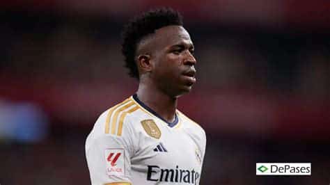 Write informative laconic excerpt under 30 words in mexican spanish for news below. Do not wrap it into quotation marks or html tags. Aug 12, 2024, 09:55 AM ETVinícius Júnior is the latest target for the Saudi Pro League, a source has told ESPN, and the Real Madrid player is considering a proposal to move to the Gulf country.Vinícius, 24, helped lead Madrid to a Champions League and LaLiga double last season and is among the leading candidates to win the Ballon d&apos;Or this year.There have been talks between Saudi Arabia&apos;s Public Investment Fund (PIF) and Real Madrid about the move, the source said, although the LaLiga giants do not want the star to leave.The source told ESPN that there has not yet been an official, formal offer for Vinícius.Vinícius scored 24 goals in all competitions for Madrid in 2023-24 and has become a key player for the club since joining in 2018, scoring in two Champions League finals.The Saudi PIF owns 75% of the capital of the country&apos;s four main clubs: Al Ahli, Al Ittihad, Al Hilal and Al Nassr.Vinícius Júnior played a key role in Real Madrid winning their 15th Champions League title last season. Pedro Castillo/Real Madrid via Getty ImagesThe idea behind the Saudi project would be for Vinícius to be the country&apos;s ambassador for the 2034 World Cup.The Saudis approached the Brazil international representatives and discussed an annual salary of up to €350 million ($382.5m), the source said, and the player hasn&apos;t yet dismissed the idea.Real Madrid would expect to receive Vinícius&apos; buyout clause, which stands at €1 billion. The forward&apos;s contract at the Bernabéu runs until June 2027.The source, close to the player, told ESPN that Real Madrid would need to accept a transfer fee below the value of the release clause for the deal to go through. ,Vinícius Júnior considera una oferta de la Liga Pro Saudí tras liderar al Real Madrid en la temporada pasada y estar en la contienda por el Balón de Oro.