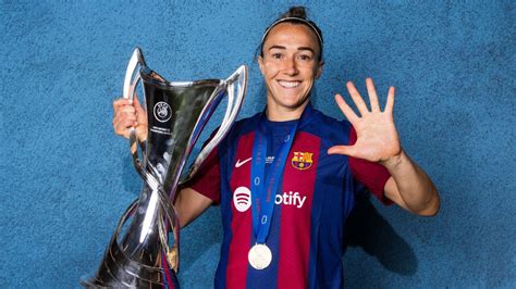 Write informative laconic excerpt under 30 words in mexican spanish for news below. Do not wrap it into quotation marks or html tags. Aug 12, 2024, 01:41 PM ETEngland defender Lucy Bronze has said that she wants to win the Champions League with new club Chelsea and that the move to the west London club was the "perfect fit" after joining the Women&apos;s Super League (WSL) champions last month.The 32-year-old right-back&apos;s transfer to Chelsea on a two-year deal marks one of the club&apos;s most high-profile moves so far as they enter a transitional phase, with former Lyon manager Sonia Bompastor taking the helm after Emma Hayes&apos; departure.Bronze, one of the most decorated players in women&apos;s football, has lifted the Champions League trophy five times and told ESPN that she is ready for a new challenge."I finished the season at Barça, I knew that I was ready to leave there, and I was looking for another new challenge," Bronze told ESPN in an exclusive interview on Monday."I spoke to Sonia and Cami [Camille Abily, assistant coach] literally at the end of the Champions League final, and they were like: &apos;Well, why don&apos;t you come to Chelsea?&apos; I thought, you know, why not?"I knew that they [Bompastor and the coaching team] wanted me to come here. I felt like that was a good decision coming back to England, coming back to the best team in England, a team that I can add to both on and off the pitch, a team that&apos;s already set up in such a good way. It just seemed like the perfect fit."Lucy Bronze in Chelsea training last week. Chris Lee - Chelsea FC/Chelsea FC via Getty ImagesBronze played alongside assistant coach Abily while at Lyon from 2017-2020 while Bompastor was a coach with the academy team. The former France internationals played a large part in enticing Bronze to come back to the WSL, with Bronze adding that the pair "made a huge difference to the decision and just made the transition really easy."Bronze had previous stints in the WSL with Sunderland, Everton, Liverpool, and Manchester City and won everything domestically in England. In 2017, she joined Lyon, where she won the Champions League three times. Following the Lionesses 2022 Euros triumph, she joined Barcelona, where she won the continental title another two times.Bronze admitted that wanting to win the Champions League with a third club was "a big part" of her decision to move to Chelsea. She has won every final of the competition she has played in, and would become the second female player to win the silverware with three clubs, behind Josephine Henning."Having played in the Champions League final and won it this year, it was like, this is the feeling that I love the most in club football domestically. There&apos;s nothing bigger. I want to be part of that again, but also a new challenge," she said."I&apos;m so proud of my achievements and the achievements of the England team, how we changed women&apos;s football by winning the Euros. I think the next step is making the league bigger and better every year, but I think that is the step that&apos;s missing as an English team to not only get to the final like Chelsea has previously, but go and win it. That&apos;s in this new kind of history of women&apos;s football. We really need a club to do that."Having played against Chelsea, it&apos;s the team that&apos;s most prepared to do that. We just need that little bit of push to get over the line, get the finals regularly and win the trophy."Bronze was part of the Barcelona side that knocked Chelsea out of the Champions League last season and during the 2022-23 season. Chelsea fell short against the Catalans during the semifinals, with Barça going on to lift the trophy both times.The defender has been with the club for one week so far and will be part of Chelsea&apos;s squad heading to the U.S. for a preseason tour, featuring fixtures against Gotham FC in New Jersey and Arsenal in Washington DC as the team prepares for the upcoming 2024-25 season, aiming to go for their sixth consecutive WSL title.With 123 caps for England, she will also likely be part of Sarina Wiegman&apos;s Lionesses set to face the USWNT, the Olympic Gold Medalists, at a friendly at Wembley Stadium in November. ,La defensora de Inglaterra, Lucy Bronze, busca ganar la Champions League con el Chelsea tras unirse al club de Londres.