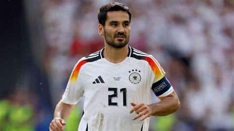 Write informative laconic excerpt under 30 words in mexican spanish for news below. Do not wrap it into quotation marks or html tags. Aug 19, 2024, 12:54 PM ETIlkay Gündogan announced his retirement from international football with Germany on Monday having captained his nation at their home European Championship earlier this summer.The Barcelona midfielder, 33, scored 19 goals in 82 appearances for his country. He announced his decision on social media."After a few weeks of consideration, I have come to the conclusion that it is time to end my national team career," he wrote."I look back with great pride on 82 international matches for my home country -- a number I could never have dreamed of when I made my debut for the senior national team in 2011."My highlight was definitely the huge honour of being able to lead the team as captain at our home European Championship last summer! After all these years, we finally managed to make the nation proud again -- I&apos;m very happy that I was able to play a part in that."But even before the tournament, I felt a certain tiredness in my body and also in my head, which made me think. And the number of games at club and national level is not coming down.Ilkay Gündogan captained Germany at Euro 2024. Richard Sellers/Sportsphoto/Allstar via Getty Images"I will definitely continue to be a fan of this national team and I really hope that we can continue the upward trend together -- and then there is nothing to stop us from being one of the prime contenders for the title at the 2026 World Cup. We have a fantastic coach, a really strong squad and a great team spirit."Gündogan&apos;s retirement follows that of Thomas Müller, who announced his stepping back from international duty in the aftermath of the Euro 2024 campaign which saw Germany eliminated by Spain in the quarterfinals.That success followed a lean run of tournament success for one of the sport&apos;s most decorated nations, with a group-stage elimination at the World Cup in 2018 followed by a round-of-16 exit at the hands of England at Euro 2020, played in 2021.Gündogan&apos;s club future is up in the air as Barcelona struggle with registration issues even after their 2-1 win to open the LaLiga season on Saturday. ,El mediocampista de Barcelona, Ilkay Gündogan, anunció su retiro de la selección alemana tras liderarla en la Eurocopa este verano.