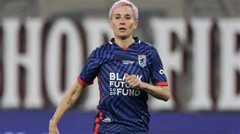 Write informative laconic excerpt under 30 words in mexican spanish for news below. Do not wrap it into quotation marks or html tags. Aug 26, 2024, 01:16 AM ETSEATTLE -- The Seattle Reign retired former star Megan Rapinoe&apos;s No. 15 jersey and then capped the celebration with a 1-0 stoppage-time victory over the North Carolina Courage in the National Women&apos;s Soccer League on Sunday night.Teenager Emeri Adames finally broke through for the Reign seven minutes into stoppage time with a header that bounced off the post and into the goal as Courage goalkeeper Casey Murphy tried in vain to stop it.Afterward, 18-year-old Adames celebrated by striking Rapinoe&apos;s iconic victory pose from the 2019 Women&apos;s World Cup as Rapinoe cheered her on from the stands.Megan Rapinoe joined Seattle in the NWSL&apos;s first season in 2013 and played in 115 regular-season games with 51 goals. AP Photo/Lindsey WassonRapinoe spent her entire NWSL career with the Reign before retiring from soccer last year. Her jersey was the first retired by the club. Rapinoe joined the Reign in the league&apos;s first season in 2013 and played in 115 regular-season games with 51 goals."Just overwhelmed," Rapinoe said. "Honestly, the whole weekend, the club&apos;s done such a great job in putting this all together and just to see everyone in lavender, all the No. 15s, all the support, it&apos;s the world to me. Very overwhelming."Fans displayed a banner of Rapinoe&apos;s image that read: "You Changed the Game." Seattle&apos;s Space Needle was lit up in lavender -- a nod to Rapinoe&apos;s hair color at the 2019 World Cup -- for the occasion.The Associated Press contributed to this report. ,Seattle Reign retiró el jersey No. 15 de la ex estrella Megan Rapinoe y luego celebró con una victoria de 1-0 sobre North Carolina Courage en la NWSL.