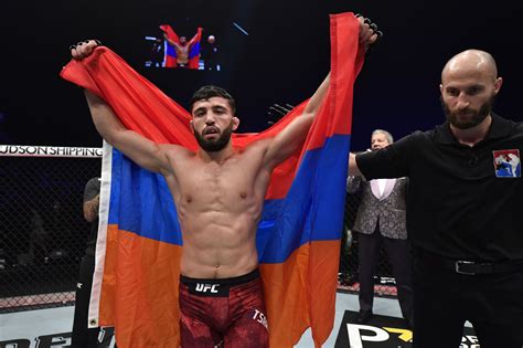 Arman Tsarukyan reflects on Khamzat Chimaev grappling match: ‘Very strong’