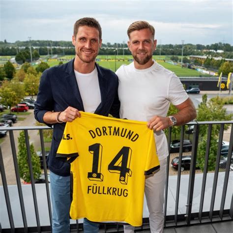 Write informative laconic excerpt under 30 words in mexican spanish for news below. Do not wrap it into quotation marks or html tags. Aug 5, 2024, 01:20 PM ETNiclas Füllkrug has signed for West Ham from Borussia Dortmund. Getty ImagesWest Ham have signed German striker Niclas Füllkrug from Borussia Dortmund on a four-year deal, the Premier League club confirmed on Monday.Füllkrug was on the London club&apos;s radar before last season but chose to move from Werder Bremen to fellow Bundesliga club Dortmund, where he scored 16 times in 46 appearances across all competitions. He was also a key part of their run to the Champions League final."I think the Premier League is the best league in the world, and for me it is the right time to move over to England and play for a big Club like West Ham," Füllkrug said."I have been thinking about West Ham for a long time now. I know the Technical Director Tim Steidten very well, because we have history at Werder Bremen together, and I have watched some games and seen how much quality there is in the team."The financial details of the deal were not disclosed but West Ham reportedly paid £27 million ($34.5 million) for the Germany international.Füllkrug, 31, was in Germany&apos;s Euro 2024 squad and scored twice in five matches. ,El delantero alemán Niclas Füllkrug firma por West Ham procedente de Borussia Dortmund en un contrato de cuatro años.