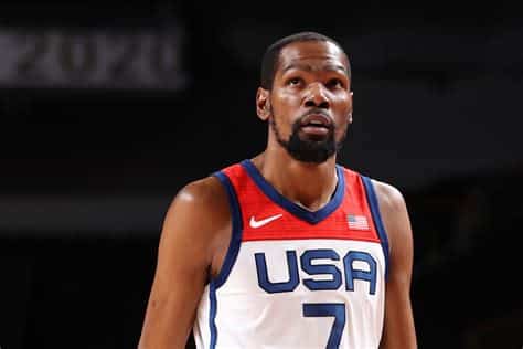 Write informative laconic excerpt under 30 words in mexican spanish for news below. Do not wrap it into quotation marks or html tags. Kevin Durant continúa teniendo números de nivel MVP, pero ha tenido constantes problemas de lesiones. Ha jugado 35, 55 y 47 juegos en las últimas tres temporadas respectivamente. Durant sufrió una lesión en los ligamentos de la rodilla en enero con los Nets, lo que lo mantuvo fuera de juego durante tres semanas. A pesar de esto, promedió 29.1 puntos, 6.7 rebotes, 5.0 asistencias y 1.4 bloqueos en 35.6 minutos por juego. Se espera que Durant sea una de las principales opciones ofensivas de los Suns, a pesar de la adición de Bradley Beal. A pesar de sus lesiones, Durant sigue siendo uno de los mejores jugadores de fantasía en la liga y puede tener otra gran temporada en 2023-24.,Kevin Durant, estrella con historia de lesiones, sigue brillando en la NBA. Potencia ofensiva clave para los Suns en la próxima temporada.