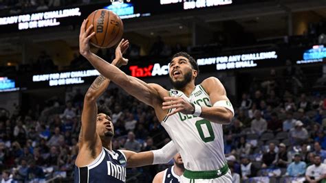 Write informative laconic excerpt under 30 words in mexican spanish for news below. Do not wrap it into quotation marks or html tags. Jayson Tatum de los Celtics lideró en puntos (30.1), rebotes (8.8) y asistencias (4.6) por juego en la temporada regular 2022-23. Tatum ha sido duradero, solo ha perdido 33 juegos en su carrera y se espera que tenga más tiempo en la posición de alero pequeño con la llegada de Kristaps Porzingis. El entrenador Ime Udoka espera que Tatum distribuya aún más el balón, ya que Boston necesita mejorar su clasificación en asistencias y se espera que compita por un lugar en el equipo All-NBA en la temporada 2023-24.,Jayson Tatum lidera estadísticas en Celtics. Se espera mayor distribución del balón y competir por puesto en All-NBA en la temporada 2023-24.