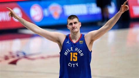 Write informative laconic excerpt under 30 words in mexican spanish for news below. Do not wrap it into quotation marks or html tags. Nikola Jokic, jugador de los Nuggets de Denver, se ha establecido como uno de los mejores jugadores ofensivos de la NBA. Jokic promedió 24.5 puntos, 11.8 rebotes y 9.8 asistencias por partido en la temporada 2022-23, quedando cerca de promediar un triple-doble. A pesar de la lesión de Jamal Murray y la ausencia de Michael Porter Jr., Jokic lideró a los Nuggets como el jugador número uno en valor fantástico por partido y total en la temporada pasada.,Nikola Jokic, estrella de los Nuggets, sobresale en la NBA con estadísticas impresionantes a pesar de las lesiones en el equipo.