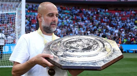 Write informative laconic excerpt under 30 words in mexican spanish for news below. Do not wrap it into quotation marks or html tags. playDid Erik ten Hag &apos;impress&apos; despite Community Shield loss? (2:23)Don Hutchison is impressed by Erik ten Hag&apos;s Manchester United despite Community Shield defeat on penalties to Manchester City. (2:23)Pep Guardiola says he doesn&apos;t know whether Manchester City will be ready for the start of the Premier League season despite winning the Community Shield against Manchester United.City won on penalties after a 1-1 draw at Wembley on Saturday.Guardiola&apos;s team kick off their title defence against Chelsea at Stamford Bridge next weekend but he says he didn&apos;t learn much from victory over United."I cannot answer if we are ready," said the City manager."We could have lost today, we were close to losing with minutes left so that&apos;s why you have to wait. I saw many things today that I like. The first 35 minutes were beyond excellent, unexpected for the time we are together."We are far from our best. It&apos;s normal but it&apos;s better starting with one trophy won."It&apos;s nicer but the reality is nothing changed for the fact we won."Pep Guardiola&apos;s Man City beat rivals Man United in Saturday&apos;s Community Shield. Eddie Keogh - The FA/The FA via Getty ImagesCity were moments away from losing until substitute Bernardo Silva scored a late equaliser with a close-range header to send the game to penalties.Silva&apos;s goal was set up thanks to a clever turn and cross from Oscar Bobb, one of City&apos;s stand-out players on the day.The youngster enjoyed an impressive preseason tour of the U.S. and is set to play a key role during the early weeks of the season while the international players get up to speed."We want more," said Guardiola."The actions in the final third he has to do more regularly. Sometimes he has the chance to take the ball and go and he is a little bit passive, but he has something unique. From a stop, the first steps right and left are unbelievable."The action for the goal, he is behind the ball and how he turned and made the cross is a huge quality. He has an incredible work ethic, his intensity in pressing and reading to defend is really good, but he&apos;s still young. Still he has the ability to do it, he has to do it more regularly." ,Guardiola duda si Manchester City estará listo para la Premier a pesar de ganar la Community Shield. City venció a Manchester United en penales.