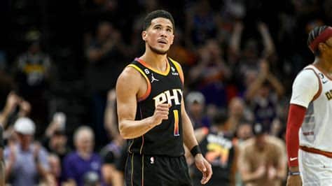 Write informative laconic excerpt under 30 words in mexican spanish for news below. Do not wrap it into quotation marks or html tags. Devin Booker, jugador estrella de los Phoenix Suns, tuvo una gran temporada pasada, promediando 27.8 puntos y un 49.4% de efectividad en tiros de campo. A pesar de perderse más de un mes de acción por lesiones, Booker cerró la temporada con grandes números, promediando 30.5 puntos en sus últimos 34 juegos. Además de su habilidad para anotar, Booker también contribuyó en otras áreas del juego, promediando 4.0 rebotes y 4.8 asistencias por partido.,El jugador estrella Devin Booker de los Phoenix Suns brilló con su promedio de 27.8 puntos y 49.4% en tiros. Aportó también en rebotes y asistencias.