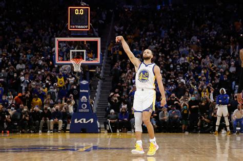 Write informative laconic excerpt under 30 words in mexican spanish for news below. Do not wrap it into quotation marks or html tags. - Stephen Curry, jugador de los Golden State Warriors, continúa siendo un candidato al MVP a pesar de las lesiones. - Curry fue seleccionado en el segundo equipo All-NBA a pesar de jugar solo 56 partidos debido a lesiones en el hombro y la rodilla. - El futuro miembro del Salón de la Fama promedió 29.4 puntos, 6.3 asistencias y 6.1 rebotes en 34.7 minutos por partido en la temporada 2022-23.,Stephen Curry, estrella de los Warriors, sigue en la carrera por el MVP tras destacar en su temporada a pesar de las lesiones.