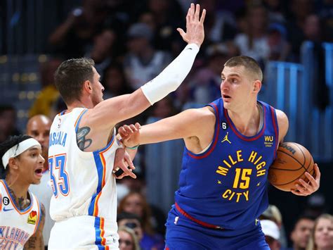 Write informative laconic excerpt under 30 words in mexican spanish for news below. Do not wrap it into quotation marks or html tags. Nikola Jokic se coronó como el Jugador Más Valioso de las Finales después de ganar dos MVP consecutivos. Lideró la liga en triples-dobles y se posicionó como uno de los mejores jugadores ofensivos de la NBA. Jokic promedió 24.5 puntos, 11.8 rebotes y 9.8 asistencias por partido en la temporada pasada. Su eficiencia en el tiro lo convirtió en líder de porcentaje de tiros verdaderos con un 70.1%. A pesar de la llegada de Murray y Porter Jr., Jokic sigue siendo una de las opciones más populares en los drafts de fantasy.,El serbio Nikola Jokic es el MVP de las Finales con récord. Líder en triples-dobles, destaca por su eficiencia y sigue en auge en la NBA.