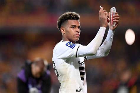 Write informative laconic excerpt under 30 words in mexican spanish for news below. Do not wrap it into quotation marks or html tags. Aug 17, 2024, 07:33 AM ETParis Saint-Germain have completed the signing of Rennes starlet Désiré Doué in a deal worth $50 million ($54.9m), the French club announced on Saturday.Doué, who has signed a contract until 2029, had been a target for several top clubs in Europe and competed for France&apos;s under-23 team at the 2024 Olympics, with the team managed by Thierry Henry finishing as runners-up in Paris.The 19-year-old decided to join PSG ahead of Bayern Munich and Chelsea, who were keen to recruit him. He can play as left winger, an attacking midfielder, a second striker or a No. 10.Doué played the full season with Rennes&apos; first team last year, making 44 appearances in all competitions and registering four goals and four assists.PSG began their title defence with a 4-1 win over Le Havre on Friday, scoring three times in the final five minutes in their first league game since losing Kylian Mbappé to Real Madrid on a free transfer.Information from ESPN&apos;s Julien Laurens contributed to this report. ,El Paris Saint-Germain ficha a la joven estrella de Rennes, Désiré Doué, por $50 millones. El jugador de 19 años se une al equipo francés.