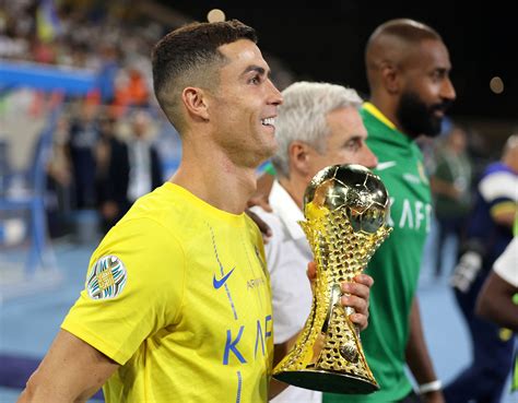 Write informative laconic excerpt under 30 words in mexican spanish for news below. Do not wrap it into quotation marks or html tags. Aug 17, 2024, 02:58 PM ETCristiano Ronaldo missed out on a first trophy of the new season as his Al Nassr side were thrashed 4-1 by Al Hilal in the final of the Saudi Super Cup on Saturday.Ronaldo, starting his third season with the Saudi Pro League club, had put Al Nassr in front at half-time with a 44th-minute goal in Abha. The 39-year-old found the net with a side-foot finish from 6 yards following a cutback from the left.But it was all one-way traffic in the second half as Al Hilal&apos;s Serbian duo made the difference. Midfielder Sergej Milinkovic-Savic struck first, 10 minutes after the restart, to bring Al Hilal level.Cristiano Ronaldo&apos;s goal wasn&apos;t enough for Al Nassr in the Saudi Super Cup final. Yasser Bakhsh/Getty ImagesFormer Fulham striker Aleksandar Mitrovic then finished up where he left off in an impressive debut campaign at Al Hilal last year with a quickfire double in the 63rd and 69th minutes to put his side comfortably in front.Brazilian forward Malcom then sealed the win for Al Hilal with a fourth goal in the 72nd minute.It was a familiar story for Ronaldo and Al Nassr, who were beaten to the Saudi Pro League title and the Saudi King&apos;s Cup by Al Hilal last season.The new Saudi Pro League season will begin on Thursday, when Al Nassr hosts Al Raed. ,Cristiano Ronaldo y Al Nassr cayeron 4-1 ante Al Hilal en la final de la Supercopa Saudí. Ronaldo anotó, pero Al Hilal dominó con un doblete de Mitrovic.