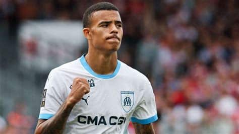 Write informative laconic excerpt under 30 words in mexican spanish for news below. Do not wrap it into quotation marks or html tags. Aug 17, 2024, 06:10 PM ETMason Greenwood scored twice in his debut for Marseille in a 5-1 victory over Brest in their French league opener Saturday.Greenwood, the former Manchester United forward who made a controversial move to Marseille this summer, had a hand in all five goals as he also provided two assists and won a penalty that Elye Wahi converted.Greenwood&apos;s first Ligue 1 appearance was greeted with boos that echoed throughout Brest&apos;s Francis-Le Blé stadium every time he touched the ball. The 22-year-old forward was arrested in 2022 and later charged with attempted rape, controlling and coercive behaviour and assault. The case was dropped last year.Mason Greenwood led Marseille to a big win to start their Ligue 1 season. FRED TANNEAU/AFP via Getty ImagesBrest, who finished third last season and are set to compete in the Champions League, struggled throughout the match. A missed penalty by Romain Del Castillo in the first half highlighted their lack of precision."This was not our level," Brest head coach Eric Roy said. "We gave them way too much space on the defensive end."After PSG&apos;s 4-1 win over Le Havre in the season opener on Friday, Marseille lead the standings on goal difference after coach Roberto de Zerbi &apos;s first game in charge.Information from The Associated Press contributed to this report. ,El delantero Mason Greenwood anota dos goles en su debut con el Marsella en la victoria de 5-1 sobre Brest en la apertura de la liga francesa.