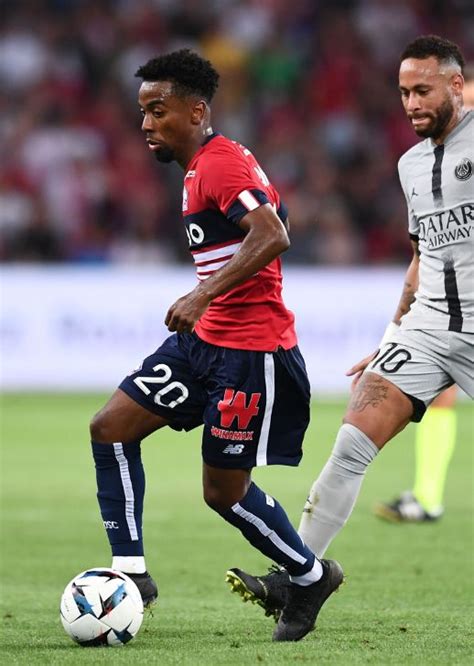 Write informative laconic excerpt under 30 words in mexican spanish for news below. Do not wrap it into quotation marks or html tags. Aug 17, 2024, 06:33 PM ETLille&apos;s game against Stade de Reims was halted for more than 30 minutes after Angel Gomes was knocked unconscious in a collision and needed lengthy treatment.Lille&apos;s 2-0 victory was overshadowed by the serious head injury sustained by Gomes, an English attacking midfielder, after a collision with Reims&apos; Amadou Koné in the 11th minute.Gomes received medical attention for more than 20 minutes before being carried off on a stretcher. The 19-year-old Koné was shown a red card.More than football ❤️@StadeDeReims #SDRLOSC pic.twitter.com/Bul6TvmLiH— LOSC (@LOSC_EN) August 17, 2024 Lille later said on social media that Gomes had regained consciousness and was taken to a hospital for further evaluation."Angel is doing pretty well," Lille&apos;s club president Olivier Létang said. "But we&apos;ll wait to find out how he spends the night, with his additional tests, before saying that we have a clear happy ending."When the match resumed after a 35-minute break, Lille quickly took control.Bafodé Diakité opened the scoring just before half-time, and Canadian striker Jonathan David sealed the victory in stoppage time with a goal assisted by Ethan Mbappé, the younger brother of Real Madrid star Kylian Mbappé, who made his first appearance for Lille.After the final whistle, both teams posed with a Reims jersey with the words "Take care Angel " written in French.Information from The Associated Press contributed to this report. ,Choque de Ángel Gomes deja en pausa el partido de Lille vs. Stade de Reims. Gomes fue llevado al hospital tras su lesión en la cabeza.