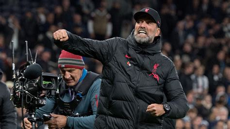 Write informative laconic excerpt under 30 words in mexican spanish for news below. Do not wrap it into quotation marks or html tags. Jürgen Klopp said he believes Arne Slot&apos;s imprint on Liverpool is already "obvious," adding that he doesn&apos;t miss the job, but he does miss the players.Slot took charge of his first Premier League match on Saturday, and helped Liverpool a 2-0 win at Ipswich.It was the first competitive match of the post-Klopp era, as Slot replaced the man who took charge of Liverpool for almost nine years and led them to the Champions League title in 2019, the Premier League in 2020, an FA Cup and two League Cup triumphs.Replacing the German coach was always going to be difficult, but Klopp said he was delighted when Liverpool turned to Slot and concluded their business early in the summer.In an interview with ESPN Netherlands, Klopp said: "Arne, yeah. Really good coach. I was really happy when I heard that Liverpool was going for Arne Slot. I wasn&apos;t involved in anything, it should not be like that, and I&apos;m not this kind of guy in the background, still having some strings and stuff. Like I don&apos;t want that. The club is too big, too good. [The] People are too good."A lot of things changed since we left. But the only concern for me was, will they get a good coach? Liverpool was early and Liverpool got a top, top, top solution in Arne Slot."Jürgen Klopp has enjoyed his summer out of management after leaving Liverpool. Manuel Queimadelos/Quality Sport Images/Getty ImagesHe added: "I like his football a lot [how he] played it with, with [Feyenoord], so that&apos;s really good. I saw the Sevilla game, the preseason friendly at Anfield -- big parts of it were really good. And the league game [against Ipswich], the second half was obviously really good."But it&apos;s not important that I like it, you can see he is a very good coach and the team, I know now better than most, is a really good squad, is a really good team. So it&apos;ll work out really well."Klopp and Slot spoke in the early stages of the handover period, and have kept in touch since. And having watched Liverpool&apos;s preseason and triumph over Ipswich, Klopp can already see clear signs of Slot&apos;s philosophy making an impact at the club."We spoke one or two times [at the start]. I think we texted a few more times. But there is nothing I can tell him what he couldn&apos;t know himself," Klopp said. "Right now from my side, just to give positive feedback in the beginning because we are all human beings and he worked his socks off."I know that because the tour is super intense in a year when you have Euros and Copa, you don&apos;t have the team together, but they come, you have one week until the first matchday and stuff like that. So I think he had similar situation, but exactly the same situation? Definitely not."When I saw the games, that&apos;s why I watched it, not to think, oh, how does it look? The work he did was obvious, the ideas obvious. And that&apos;s the best you can say about the coach."Klopp has kept in touch with some of the players since leaving the club, including captain Virgil van Dijk."Unbelievable player," Klopp said of Van Dijk. "Unbelievable player. Unbelievable guy. So I miss them. I don&apos;t miss the job, [but] I miss all the people there. We can, we can see each other whenever we want in the future."Van Dijk&apos;s contract is up at the end of the season, but Klopp would not be drawn on how things will work out between his old captain and the club."I have no idea what he, what they will do," the former coach said. "And it&apos;s all their own decision. They are grown-ups. They will do the right stuff."Klopp is taking a break from management and has vowed to take a year off away from the game. He says he feels "fully charged" having had nine weeks of relaxation since finishing at Liverpool, but is in no rush to return before his self-imposed 365 days are up. He spent the summer with family, watching the Olympics, playing padel and keeping a close eye on how his Liverpool assistant Pep Lijnders is doing in charge of RB Salzburg."I didn&apos;t say I can go again," he said. "It&apos;s just, I&apos;m in a good mood? Yeah. Life is different if we are not responsible for these kind of things, so I really enjoy that."I enjoy still watching football and especially Salzburg right now because, [manager] Pep [Lijnders] is super important to me so I like watching it and like to see the progress. I saw Liverpool playing as well [which] was really good. These are the things I watched, but besides that, it was a lot of Olympics and stuff like that."Brilliant summer so far. You have to organise the time off as well, because a lot of people want to meet you and stuff like that. So we had to calm down a little bit, but we are fine. We have spent now three proper weeks with the grandkids and the kids together. It was beautiful." ,Jürgen Klopp elogia a Arne Slot por su impacto en Liverpool y dice extrañar a los jugadores. Liverpool ganó 2-0 contra Ipswich en el debut de Slot en la Premier League.