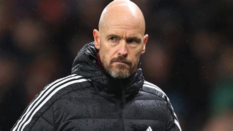 Write informative laconic excerpt under 30 words in mexican spanish for news below. Do not wrap it into quotation marks or html tags. Erik ten Hag was left "very disappointed" by Manchester United&apos;s late 2-1 defeat to Brighton on Saturday and said his team must be far more aggressive both in defence and attack.Brighton&apos;s winner came in the 95th minute when João Pedro was left unmarked in the box to head past André Onana and give manager Fabian Hürzeler two wins from two at the start of his tenure on the south coast.United came back from 1-0 down after Danny Welbeck scored in the 32nd minute, before Amad scored a second-half equaliser. But in the end, they left Brighton with nothing after Pedro&apos;s late winner, leaving Ten Hag frustrated at several aspects of the goal."We have to talk about how we act in a situation like that," Ten Hag said. "There were more than one mistake on that occasion and it has a big impact on the score."[I was] very disappointed. In the Community Shield we conceded just before full time. We should be more clinical in those situations, read the game, take the point, [and] if you can&apos;t win. I thought we were close to win the game, definitely don&apos;t lose the game."I&apos;ve seen some good parts and there were parts in the game, we should have had more control in the game but there were good parts in the game. I&apos;ve seen a lot of positives, but we have to be more clinical and aggressive in both boxes."Ten Hag was also unwilling to pin the blame for both goals on individuals."We&apos;re always looking for individuals to blame but in both goals are very soft goals and as a team we should&apos;ve done better, that&apos;s for sure," he said.United should have scored a second in the 70th minute, but Alejandro Garnacho&apos;s goal-bound shot hit teammate Joshua Zirkzee on the line as the ball was going in. Zirkzee was deemed offside, and the goal disallowed."We can bring this goal back, and explain it in detail and what should happen," Ten Hag said. "Most important is we had an overload, we played very good, then it&apos;s about getting the final pass, getting players in the right positions, getting the right finish and doing everything we did well. It&apos;s [just] misfortune."Erik ten Hag wants Man United to be more aggressive. Steve Bardens/Getty ImagesTen Hag also confirmed that Mason Mount&apos;s half-time withdrawal was because of injury. "It was forced, he [said he had] an issue and I didn&apos;t want to take the risk with him. I don&apos;t know how much [of a] worry it is at this moment. When we have a good bench, you can bring on Zirkzee, so [you] don&apos;t hesitate and bring him off," he said.Meanwhile, Hürzeler is loving life at Brighton. This 2-1 win followed on their 3-0 win at Everton on the opening day. One of their star players on Saturday was midfielder Billy Gilmour who has been linked with a move to Napoli.After the match, Hürzeler would not confirm if Gilmour was leaving the club."I am very open with players sometimes I don&apos;t prefer to talk about conversations -- what I can say, I&apos;m not surprised how he played today," Hürzeler said. "I see his attitude and he was focused. It&apos;s not easy when someone talks about you and saying he&apos;s leaving the club, so I&apos;m very happy he was stable in his mind and that was special."Hürzeler said he is focusing on building on the recent success the club has had and despite having two wins from two, he wants the group to work on their consistency throughout the 90 minutes."There are still a lot of things to improve but in the end, the work ethic was impressive," he said."I think my team deserved to win, after we conceded the goal, we lost some control of the game. After we got the draw, the game was too open, we have to be honest, we were lucky not to concede the second goal and that was a wake-up moment for us and we controlled the game again and the way we played in the last 15 minutes was amazing. The players had the attitude of never giving up and I could feel that on the sideline." ,Erik ten Hag, muy decepcionado por la derrota 2-1 de Manchester United ante Brighton. Pide más agresividad en defensa y ataque.