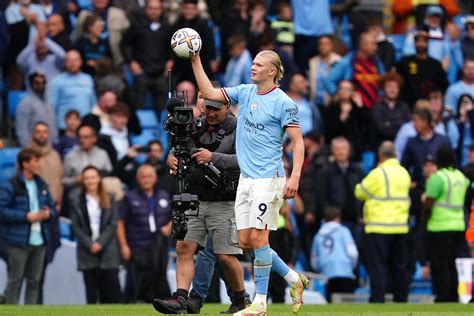 Write informative laconic excerpt under 30 words in mexican spanish for news below. Do not wrap it into quotation marks or html tags. Manchester City scored a flurry of three goals in less than four minutes to beat newly-promoted Ipswich Town 4-1 in the Premier League on Saturday, roaring back from a shock start at Etihad Stadium.Erling Haaland netted a hat trick while Kevin De Bruyne added one and City stayed perfect in their quest for a fifth consecutive league title, while Ipswich remain without a point.Sammie Szmodics fired Ipswich to a surprise lead in the seventh minute when Ben Johnson sent him in behind City&apos;s defence, and Ederson mishandled his shot which rolled into the net.The visitors&apos; goal woke the proverbial sleeping giant with City netting three in the span of 191 seconds, sparked by Haaland&apos;s penalty kick in the 12th minute.De Bruyne capitalised on an error by keeper Arijanet Muric to put City ahead, and Haaland earned his second of the afternoon when De Bruyne chipped a ball over the back line and the big Norwegian beat Muric to it. Haaland completed his hat trick with a rocket from just outside the 18-yard box in the 88th minute.,Manchester City remonta de la mano de Erling Haaland, derrotando a Ipswich Town 4-1 en la Premier League. Haaland anotó un hat trick en la victoria.