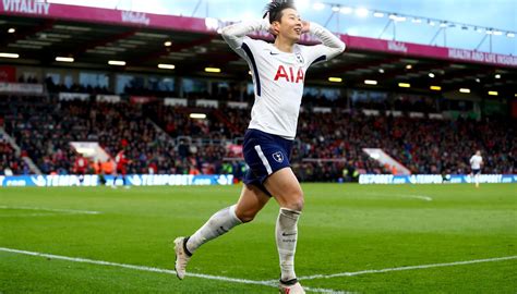 Write informative laconic excerpt under 30 words in mexican spanish for news below. Do not wrap it into quotation marks or html tags. Goalkeeper Jordan Pickford&apos;s error and Son Heung-min&apos;s brace helped Tottenham Hotspur to a comprehensive 4-0 victory over hapless Everton in the Premier League on Saturday.Yves Bissouma and Cristian Romero were also among the goals as Tottenham eased to their first win of the campaign in a game they dominated against a visiting side who have conceded seven times in two games this season and are yet to score themselves.Pickford carelessly miss-controlled a simple back pass in the first half, allowing Son to snatch the ball from him and score Tottenham&apos;s second goal into an empty, as the home side produced an accomplished display.Everton, without several first-choice defenders due to injury, were unable to put pressure on their hosts and manager Sean Dyche will be seeking a quick improvement when they host Bournemouth next week in what is already looking like an important game for his struggling side.Tottenham manager Ange Postecoglou was left frustrated after they let a lead slip at Leicester City in the season opener, but they were in control of this match throughout."I think we thoroughly deserved it. We dominated and we felt we should have had three points last Monday (at Leicester)," Tottenham midfielder James Maddison said."The performance was there on Monday. It was a case of not putting our chances away. It&apos;s important you try and put into practice what the manager wants. It&apos;s about us trusting him."Bar set-pieces opportunities, Everton offered little attacking threat and the home side made them pay for poor defending.Tottenham took the lead as Bissouma scored his first for the club when the ball fell to him on the edge of the box and he thrashed it home off the underside of the crossbar.They doubled their advantage after Pickford was sloppy in controlling the ball on the wet surface and Son&apos;s pace and anticipation of the error enabled him to score his first of the afternoon.England number one Pickford lifted his hand in apology to the Everton fans and teammates.Tottenham appeared to take their foot off the gas after that, though they remained in control of the game, and it was not until the 70th minute they scored a third.Romero powered a header into the net from a corner as Pickford stood statuesque on his goalline when he might have come to collect the ball inside his six-yard box.Son added the fourth after a superb run from his own box by defender Micky van de Ven set up the South Korean to finish from a tight angle.,El error del portero Jordan Pickford y el doblete de Son Heung-min guiaron al Tottenham a una victoria 4-0 sobre un Everton desafortunado en la Premier League.