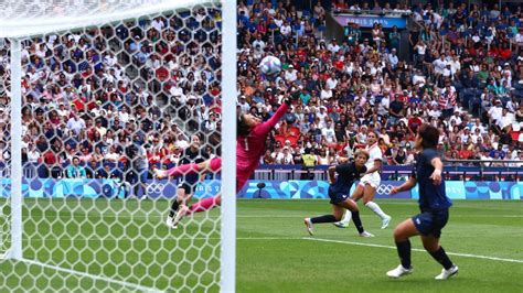 Write informative laconic excerpt under 30 words in mexican spanish for news below. Do not wrap it into quotation marks or html tags. Despite being huge underdogs, Japan gave it their all and -- for the most part of Saturday&apos;s Olympic women&apos;s football quarterfinal against United States -- looked every chance of pulling off an almighty upset.They stifled opponents that have thus far been the dominant force in the tournament, and even created a handful of decent chances that might have seen them in the lead had they not been spurned.Having taken the game to extra-time, it then looked as though Nadeshiko might hold out to force the lottery of penalties -- which was the same manner in which they pulled off their most famous victory over the USWNT back in the 2011 FIFA Women&apos;s World Cup final.In such a tight and tense affair, it looked like it was always either going to need a moment of inspiration or a costly error if the contest was to be decided before the dreaded shootout.As the first period of extra-time was about to end, it proved to be the former when Trinity Rodman found space down the right, expertly cut inside Hikaru Kitagawa before dispatching a sublime effort from a testing angle into the top corner for what proved to be decisive moment of a narrow 1-0 win.When the final whistle blew 15 minutes or so later, it was easy to assume that it was sheer exhaustion that caused the Japanese players to collapse to the ground -- and it certainly would have been a contributing factor.But there can be no doubt that it was also from despair.For most of the marathon 120 minutes that had just taken place, Japan had largely stifled an American team boasting a tournament-high nine goals in the group stage.There was no sign of the free-flowing, expansive football that United States displayed in their three previous outings.While some of that can be attributed to the USWNT perhaps being a bit below par, the Japanese also deserve credit for sticking to a system that denied the opposition any time or space.The back five, marshalled superbly by captain Saki Kumagai, were always in sync and nearly impossible to break down, while the midfield four provided another extra wall to break down.Lest it be presumed that it was all-out defence from Nadeshiko, they did look to break forward when opportunities arose and even created the better chances in the first half -- only to be let down by some uncomposed finishing.Still, goalkeeper Ayaka Yamashita had little to do apart from the odd routine save or interception coming off her line -- only to have to pick the ball out of the net in the 107th minute following Rodman&apos;s superb effort.United States coach Emma Hayes was seen comforting an inconsolable Maika Hamano -- her former charge at Chelsea -- alongside Japan counterpart Futoshi Ikeda at the final whistle. Marc Atkins/Getty ImagesThe sad scenes within the Japan camp at the final whistle mirrored that from last year when they were ousted in the quarterfinals of the Women&apos;s World Cup after a similar narrow loss to Sweden, in which they had numerous chances to have sealed the victory.Some looked to the sky in disbelief, rueing a missed opportunity to have pulled off a huge result. Like a year ago, the youthful Maika Hamano -- who had been a bright spark all tournament long -- was virtually inconsolable, although the efforts of her former Chelsea coach and current USWNT boss Emma Hayes produced a heart-warming moment of grace and sportsmanship.For Japanese football, which has made no secret of its burning desire to claim an Olympic football medal, the disappointment at Nadeshiko&apos;s loss would not have been just due to that dream ending for another four years at least -- with the men&apos;s team also eliminated on Friday after losing to Spain.It would also have been because -- as was the case last year when they were gunning to repeat their Women&apos;s World Cup success of 2011 -- they knew they had given themselves a real chance of doing so.Not that it would be of any great consolation to them. But when the dust does settle, Japan can at least take heart in knowing it took the best team at the tournament to eliminate them.And, even then, only through one single magical moment. ,Japón luchó valientemente contra Estados Unidos en cuartos de final del fútbol femenino olímpico, pero un gol de Rodman en tiempo extra les costó la victoria.