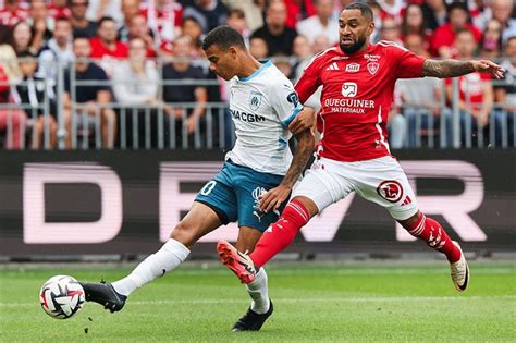 Write informative laconic excerpt under 30 words in mexican spanish for news below. Do not wrap it into quotation marks or html tags. Aug 31, 2024, 06:16 PM ETMason Greenwood scored twice in one minute to launch Marseille to a 3-1 win over Toulouse in the French Ligue 1on Saturday.Greenwood scored in the 16th minute from a sharp angle and in the 17th from in front.The former Manchester United forward has five goals from the first three Ligue 1 matches, matching the record of Mario Balotelli in 2016 with Nice.The result was inevitable after Greenwood&apos;s double and Frank Magri&apos;s red card in the 27th for tripping Marseille&apos;s Geoffrey Kondogbia.Marseille squandered numerous chances and added only a second-half own-goal from Charlie Cresswell, while Shavy Babicka gave Toulouse a late consolation.Mason Greenwood has made a prolific start to his Marseille career. MATTHIEU RONDEL/AFP via Getty ImagesGreenwood had scored twice in his debut for Marseille in a 5-1 victory at Brest in their league opener, when he was booed by home fans following his controversial move from Man United this summer.Greenwood, who according to ESPN sources is set to change his international allegiance from England to Jamaica, then became the first Marseille player to score three goals in the first two games of the season since Dimitri Payet in 2013 when he found the net in a draw with Reims last week.Marseille lead Nantes on top of the table on goal difference.Nantes also remained unbeaten after seeing off Montpellier 3-1.Nantes started with Matthis Albine&apos;s volley, although AJ Adams levelled in the 30th. Moses Simon&apos;s penalty in injury time gave Nantes back the lead and Mostafa Mohamed sealed it late.Brest got their first win, 4-0, at home at the expense of winless promoted side Saint-Etienne.Mahdi Camara headed in the opener, and Romain Del Castillo converted from the spot for 2-0 by half-time. Ludovic Ajorque tapped into an open goal in the 77th after a free kick, and Kenny Lala slammed in a penalty after Pierre Cornud was caught pulling Soumaila Coulibaly&apos;s shirt in the box.Information from The Associated Press contributed to this report. ,Mason Greenwood anota dos goles en un minuto para impulsar a Marseille a una victoria de 3-1 sobre Toulouse en la Ligue 1 francesa.