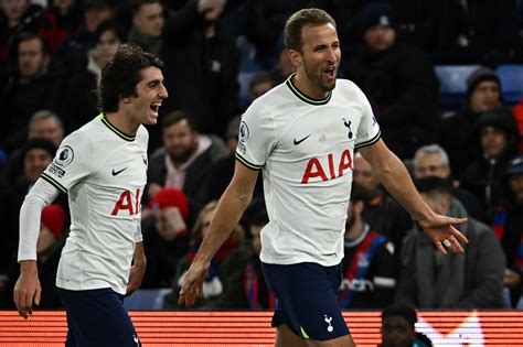 Write informative laconic excerpt under 30 words in mexican spanish for news below. Do not wrap it into quotation marks or html tags. Aug 11, 2024, 07:34 AM ETHarry Kane applauds Tottenham fans on his return to the club in a preseason friendly. Jacques Feeney/Offside/Offside via Getty ImagesHarry Kane received a standing ovation on his return to Tottenham Hotspur on Saturday but refused to lift the preseason trophy Bayern Munich won by beating Spurs in a preseason friendly.Kane, Tottenham&apos;s all-time leading goal scorer, left to join Bayern last summer on a four-year contract in a deal worth in excess of €100 million ($110m). He started on the bench against his former club but came on for the final 10 minutes with Bayern leading 3-2, a scoreline they maintained to win the Visit Malta Cup.He took the captain&apos;s armband when he eventually entered the pitch but passed it on ahead of the trophy presentation and opted out of lifting the silverware in front of his former teammates and fans.The England captain, who helped England reach the final of Euro 2024, said he only returned to training on Friday and "probably shouldn&apos;t have been playing" adding he "was always going to play 10 minutes and it was good.""Everything was really rushed through last year, so we didn&apos;t have a chance [to say goodbye], but it was great way to say thank you to all of them," said Kane, who went on a solo lap of honour at the end of the game."The reception I got was amazing and great to clap them around the pitch after, those who stayed behind, and I will always be thankful for every Spurs fan for the support they&apos;ve given me through my whole career. It&apos;s been incredible."I just appreciate them seeing me and me seeing them again."Kane and his Bayern teammate Eric Dier, who played alongside Kane during his decade at Tottenham, both received special trophies from ex-Spurs captain Ledley King on behalf of the club after the match.Tottenham took the lead in the opening minute through Dejan Kulusevski before goals from Dayot Upamecano, Serge Gnabry and Thomas Müller put Bayern in control at the break. Kulusevski added a second on 61 minutes but the Premier League side couldn&apos;t find an equaliser. ,Harry Kane regresó a Tottenham y recibió ovación, pero rehusó levantar trofeo de pretemporada ganado por Bayern Munich. Recibió homenaje de excompañeros y fans.