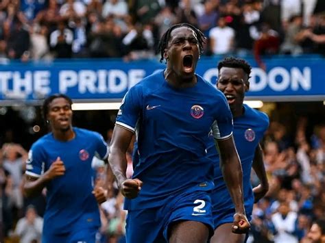 Write informative laconic excerpt under 30 words in mexican spanish for news below. Do not wrap it into quotation marks or html tags. Lesley Ugochukwu scored a 90th-minute equaliser as Chelsea rescued a 1-1 draw  with Inter Milan on Sunday in their final preseason friendly ahead of the 2024-25 Premier League campaign.The draw at Stamford Bridge rounds off a difficult preseason for Chelsea in which they have been beaten by Real Madrid, Manchester City and Celtic and held to a draw by League One side Wrexham. Their only victory came against Club America.Chelsea head coach Enzo Maresca gave minutes to four new recruits as Marc Guiu and Kiernan Dewsbury-Hall were named in the starting XI, while Renato Veiga and Tosin Adarabioyo were introduced at half-time.Inter forward Marcus Thuram opened the scoring for the visitors in the 25th minute when he drilled a shot into the top corner with his left foot after being set up Joaquín Correa.Despite falling behind, Chelsea were the better team in the first half, with Malo Gusto and Guiu wasting chances to bring them level.Lesley Ugochukwu scored a 90th-minute equaliser as Chelsea drew with Inter Milan at Stamford Bridge.JUSTIN TALLIS/AFP via Getty ImagesChelsea unveiled their latest signing, Pedro Neto, at half-time after the Portugal winger signed a seven-year contract with the club.Maresca&apos;s side continued to create openings in the second half as Christopher Nkunku saw an acrobatic effort saved by Inter goalkeeper Yann Sommer and Levi Colwill hit the post from a fine angle.Just when it seemed as though there would be no way through for Chelsea, Ugochukwu struck home a half volley after Cole Palmer&apos;s free kick fell kindly to him on the edge of the six-yard box.Chelsea host Premier League champions City next Sunday in their first competitive game of the season.,Lesley Ugochukwu igualó en el minuto 90 en empate 1-1 de Chelsea vs Inter Milan en amistoso de pretemporada. Rescatoa.