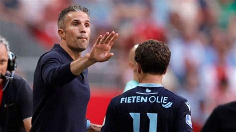 Write informative laconic excerpt under 30 words in mexican spanish for news below. Do not wrap it into quotation marks or html tags. Aug 11, 2024, 03:31 PM ETRobin van Persie&apos;s coaching debut ended in defeat on Sunday as Heerenveen lost their opening game of the new season in the Netherlands at Ajax Amsterdam.A goal from Kristian Hlynsson was enough to send Heerenveen home without any points and leave the former Dutch international striker, who played at Arsenal and Manchester United, feeling they had missed out on an opportunity."Based on the entire match, there might have been more in it," Van Persie told television reporters afterwards. "We had a few chances in the first half. We had hoped that one of them would have gone in and created a bit more belief."In the second half, you could see our intentions but we didn&apos;t really create any chances."That is what he said he would work on for the next game."We are going to face FC Utrecht next week in high spirits."With this way of playing, I cannot promise that we will win every match, but in terms of intensity and sometimes also quality, this is football as I think you should play it. We will show that every week," he added.The 41-year-old Van Persie, who scored 50 goals in 102 internationals for the Netherlands, was part of Feyenoord&apos;s coaching staff as an assistant and youth team coach after he retired from playing in 2020, before joining Heerenveen.They will play their first home match of the season against Utrecht on Saturday. ,El debut como entrenador de Robin van Persie terminó en derrota en Heerenveen, Holanda, ante Ajax Amsterdam. Hlynsson anotó el único gol. Van Persie busca mejorar para el próximo juego.