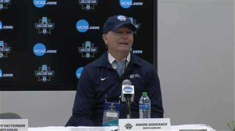 Write informative laconic excerpt under 30 words in mexican spanish for news below. Do not wrap it into quotation marks or html tags. Aug 11, 2024, 03:58 PM ETCHAPEL HILL, N.C. -- Anson Dorrance, whose 21 NCAA championships are the most by a head coach in any Division I sport in college history, is retiring after 45 seasons directing the women&apos;s soccer program at North Carolina.The Tar Heels said Dorrance informed athletic director Bubba Cunningham of his plans Friday and told the team Sunday, four days before their season opener at Denver.Dorrance also overlapped as both the men&apos;s and women&apos;s coaches early in his career, but his greatest success was with the women.Associate head coach Damon Nahas will serve as interim women&apos;s coach this season. Cunningham plans to conduct a search for a new coach."As many of you know I modeled our program after Dean Smith&apos;s basketball program, and retiring at this time is a credit to his thinking, as well," Dorrance said in a statement. "He would re-evaluate his tenure, not after the season, but after he had time to re-charge his batteries prior to the next season. When he didn&apos;t, he retired."Dorrance said he was excited heading into the season, but came to the conclusion he did not have the energy to give 100% to the job.Dorrance, 73, is one of the most successful coaches in college athletics.The Tar Heels&apos; first and only women&apos;s soccer head coach, Dorrance led UNC to a 934-88-53 record in 45 seasons (1979-2023). He also was men&apos;s coach from 1977-88, winning 172 games and guiding UNC to an ACC title and NCAA Final Four berth in 1987."Anson is an all-time soccer, coaching and Tar Heel legend," Cunningham said. "The numbers and accomplishments are staggering and will be hard for any coach or program to replicate or exceed. His impact on the development and growth of women&apos;s sports across the country and around the world has been profound."North Carolina women&apos;s soccer has won 22 national championships (AIAW in 1981 and 21 NCAA titles), and played in six other national championship games.The 934 wins, 21 NCAA titles and 147 NCAA Tournament wins are the most in women&apos;s soccer history. The Tar Heels enter the 2024 season having been ranked 513 consecutive weeks."It is no exaggeration to say Anson Dorrance is one of the greatest collegiate coaches of all time, in any sport," Chancellor Lee Roberts said. "He has trained many of the best players in the history of U.S. women&apos;s soccer and has led our program through decades of unparalleled success."Dorrance&apos;s career was blemished when former Tar Heel players Melissa Jennings and Debbie Keller, a national player of the year, filed a sexual harassment lawsuit in August 1998. They claimed Dorrance created an uncomfortable environment by asking players about their sexual activity.Dorrance denied harassing his players, but in an apology letter sent he acknowledged participating in banter of a "jesting or teasing nature" with groups of players. The case was eventually settled in 2008.A seven-time national coach of the year, Dorrance is a member of the National Soccer Hall of Fame. He is the career Division I leader for NCAA championships by a coach in any sport with 21. Al Scates (UCLA men&apos;s volleyball) and John McDonnell (Arkansas men&apos;s indoor track and field) are tied for second with 19.North Carolina women&apos;s soccer has won more NCAA championships (21) than any other women&apos;s team. Stanford women&apos;s tennis is second with 20. The 21 NCAA championships are tied for the fifth-most by any program in Division I history.Dorrance led the Tar Heels to five perfect seasons (unbeaten and untied) and six other seasons with no losses and three or fewer ties. He coached 19 players who won national player of the year awards, including three-time honoree Cindy Parlow (Cone), the current president of U.S. Soccer, and Mia Hamm, who was named the ACC&apos;s Greatest Female Athlete in the league&apos;s first 50 years.Dorrance was the head coach of the U.S. national team from 1986-94, leading it to the title in the inaugural Women&apos;s World Cup in China in 1991. ,Anson Dorrance, leyenda del fútbol femenino, se retira como entrenador de fútbol soccer femenino en la Universidad de Carolina del Norte, tras 45 exitosas temporadas.