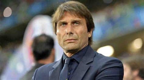 Write informative laconic excerpt under 30 words in mexican spanish for news below. Do not wrap it into quotation marks or html tags. Antonio Conte has a lot of work to do.Conte became Napoli&apos;s fifth coach in little more than a year when he was hired in June and on Sunday he saw his new team crumble 3-0 at Hellas Verona in his first match back in Serie A.Dailon Livramento and Daniel Mosquera -- twice -- scored on their league debuts to hand Verona the win on the opening weekend of the Italian league season and there was further bad news for Napoli as they lost key player Khvicha Kvaratskhelia to injury.Napoli have been in a slump since Luciano Spalletti left last summer after steering the club to their first title in more than 30 years. The southern team finished 10th last season and hoped for much better under Conte, who led Juventus and Inter Milan to the title.However, they drew 0-0 with Serie B side Modena in the Italian Cup on Conte&apos;s debut, going through on penalties, before Sunday&apos;s second-half horror show.Conte&apos;s side had the better of the early stages in Verona and had chances with Matteo Politano, André-Frank Anguissa and Stanislav Lobotka before the home side almost gifted them the lead in first half stoppage-time.Daniel Mosquera scored in the 94th minute against Napoli.Photo by Image Photo Agency/Getty ImagesVerona defender Martin Frese played a woefully short back pass to goalkeeper Lorenzo Montipò and Kvaratskhelia raced onto it, but Jackson Tchatchoua came flying in for a heroic last-ditch tackle.Kvaratskhelia had to come off immediately afterward, appearing to be indicating that he was feeling dizzy.Frese played another poor back pass moments later that forced Montipò into an acrobatic clearance.Verona came out a different team after the break and Grigoris Kastanos curled just past the far post with their first real chance of the match before the home side took the lead when Livramento managed to get enough on Darko Lazović&apos;s cross to poke the ball into the bottom right corner.Anguissa hit the crossbar in the 61st but Verona doubled the lead when they won the ball in a midfield tussle and Ondrej Duda played it through for substitute Mosquera to fire past Alex Meret in the 75th.Mosquera had only been on the field for less than two minutes. The Colombian forward doubled his tally in stoppages as he was left completely unmarked by the Napoli defense.,Conte sufre derrota 3-0 con Hellas Verona en su debut como entrenador de Napoli en Serie A. Napoli lucha tras salir campeón hace más de 30 años.