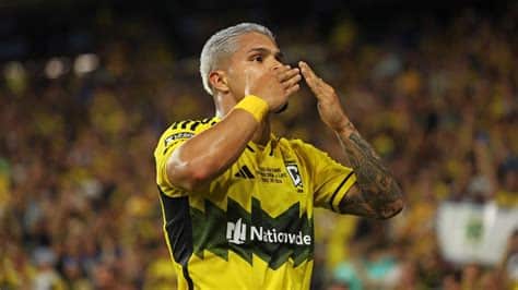 Write informative laconic excerpt under 30 words in mexican spanish for news below. Do not wrap it into quotation marks or html tags. Aug 25, 2024, 10:34 PM ETColumbus Crew star Cucho Hernández once again stole the show as he led his team to a dramatic Leagues Cup victory over LAFC.The Colombia international scored twice, including the decisive goal in the 92nd minute, to secure a 3-1 victory to claim the trophy.The Crew beat LAFC for the second straight final after lifting the MLS Cup last December and retained the Leagues Cup title for the MLS. Inter Miami won the first edition in 2023.The match, played in front of a packed crowd at the Lower.com Field, was a thrilling affair from start to finish.Hernández opened the scoring at the end of the first half with a powerful header, but LAFC responded with a goal from Olivier Giroud, who made his first start for the Los Angeles side.With the game seemingly heading towards a penalty shootout, Hernández delivered a moment of magic. His late cross evaded the LAFC defense and goalkeeper Hugo Lloris, finding the back of the net to put the Crew back in front.Just moments later, Hernández orchestrated another goal, setting up Jacen Russell-Rowe for a clinical finish to seal the win.With the victory, Columbus landed a berth in the Round of 16 in next year&apos;s Concacaf Champions Cup. Los Angeles secured a spot in the first round by finishing as the runner-up in the Leagues Cup.The Crew reached the final of this year&apos;s Concacaf Champions Cup, but they lost 3-0 to Pachuca. ,El astro del Columbus Crew, Cucho Hernández, brilló al liderar a su equipo a una victoria dramática en la Leagues Cup sobre LAFC.