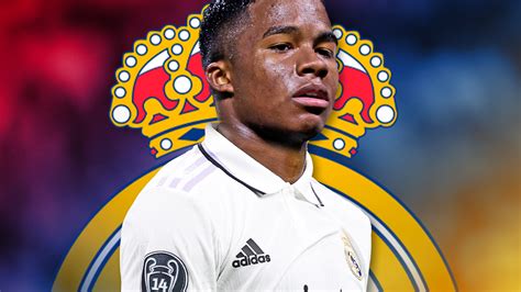 Write informative laconic excerpt under 30 words in mexican spanish for news below. Do not wrap it into quotation marks or html tags. Aug 1, 2024, 12:56 AM ETBrazilian sensation Endrick,18, made his Real Madrid debut in a 1-0 friendly loss to AC Milan on Wednesday.The match, played at Chicago&apos;s Soldier Field in front of a crowd of 61,568, served as a showcase for the young forward despite the absence of several of Madrid&apos;s star players, including Kylian Mbappé, Vinícius Júnior, Jude Bellingham, and Rodrygo Goes.Endrick had only one shot on goal in his 45 minutes before being substituted at halftime as part of a larger rotation by manager Carlo Ancelotti, who praised Endrick&apos;s skills."He&apos;s [Endrick] someone who has something truly special," Ancelotti said. "He&apos;s very fast, very dangerous in tight spaces, has the ability to turn with speed in little space, very agile in getting himself free and all these qualities he has means he&apos;s a great talent. It&apos;s rare to see a player with these types of characteristics."Brazilian prodigy Endrick played 45 minutes in his debut for Real Madrid. Photo by Antonio Villalba/Real Madrid via Getty ImagesNigeria winger Samuel Chukwueze scored the decisive goal for Milan in the 56th minute to give Portuguese manager Paulo Fonseca&apos;s side Milan its second victory in two pre-season matches."We competed, we fought, we did some good things. The first game of the pre-season with a lot of youngsters, the important thing was to compete which we did for the whole game. There were some good moments and others we could improve on but that&apos;s normal," Ancelotti added.Madrid&apos;s next step in the United States tour is an edition of &apos;El Clasico&apos; against Barcelona in New Jersey on Saturday. Mbappé and Chelsea in Charlotte. ,El joven brasileño Endrick, de 18 años, debutó con Real Madrid en derrota amistosa 0-1 ante AC Milan. Ancelotti elogió su talento especial.