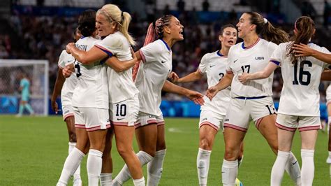 Write informative laconic excerpt under 30 words in mexican spanish for news below. Do not wrap it into quotation marks or html tags. playU.S. women win again to top Group B (1:12)The U.S. women&apos;s soccer team holds off a late Australia rally to win 2-1 and reach the Olympic quarterfinals. (1:12)Aug 1, 2024, 09:48 AM ETThe contenders at the 2024 Olympic Games women&apos;s soccer tournament are down to the final eight as the United States gear up for a quarterfinal clash on Saturday against Japan. The USWNT won all its games in the group stage under new coach Emma Hayes in emphatic style, beating Zambia, Germany and Australia. After a poor showing last summer at the World Cup, the U.S. is showing progress, but can they clinch a medal at this summer&apos;s Games?We asked our writers Sam Borden and Jeff Kassouf to answer some of our burning questions from the group stage and tee up the knockouts.1. What&apos;s the biggest change you&apos;ve noticed under new coach Emma Hayes?Borden: I think Ryan O&apos;Hanlon did a really fantastic statistical analysis of the USWNT&apos;s games so far under Hayes, and the numbers clearly back up what I&apos;ve seen on the field here -- the U.S. is playing with the ball more and not necessarily rushing up-field the way they often have in the past. Subbing Mallory Swanson in for veteran attacker Alex Morgan has given the forwards a vibrancy that fans haven&apos;t seen in a while and so far, it&apos;s been excellent. This U.S. team has a discernible (and entertaining) philosophy, and they have players who are skilled enough to deliver. As a viewer, that&apos;s something that&apos;s enjoyable to watch.Kassouf: Much of what Hayes has brought to the table is intangible. There was never a lack of talent on this team, but collectively, it struggled with a purpose and identity at and in the buildup to the 2023 World Cup. Some of that is what has been missing: the belief, the direction, the confidence. It&apos;s easy to see how Hayes evokes that even from a public perspective, and we are only seeing -- maybe -- 5% of her total work. Eight of the 11 starters are carryovers from the World Cup (and Swanson was injured in all-world form, not dropped), so the changes here aren&apos;t entirely about personnel. Tactically, this team is more flexible after being too rigid last year.The United States national women&apos;s soccer team won all three of their group stage games at the 2024 Olympics and now face Japan in the quarterfinals on Saturday. (Photo by Brad Smith/ISI/Getty Images).2. Who is the player that has impressed the most and who has disappointed?Borden: For impressed, I&apos;ll say Sophia Smith -- really, it&apos;s the entire front three but I&apos;ve appreciated seeing the way Smith is adapting to playing differently with the national team -- as a more aggressive, around-the-goal forward -- compared to the way she operates in club soccer. Smith knows it&apos;s a work-in-progress, but it&apos;s the mental switch that is fascinating to see.For disappointed, it&apos;s hard to pick one person after three results that have been so positive -- I guess maybe you could say that Rose Lavelle, who has had her minutes managed, hasn&apos;t delivered the kind of performances we&apos;re used to seeing from her in her limited time on the field? I&apos;d call her grade more "incomplete" than disappointing though.Kassouf: The other obvious answer beyond Smith is Trinity Rodman. I don&apos;t think the public truly appreciates the fact that Rodman is the only player to have appeared in every game since the start of 2023. That might have been a normal stat in the old days, but this is a team that has undergone a significant overhaul, and her quality has been such that she has been the one constant. She is a two-way player who gets credit for scoring goals and executing flashy nutmegs, but you&apos;ll also find her deep in her own box covering for her fullback. That&apos;s why she&apos;s indispensable. We shouldn&apos;t go without mentioning Naomi Girma here, either, after shutting down the unstoppable Barbra Banda for the second time in two months (for club and country).There hasn&apos;t been a lot to dislike about the USWNT&apos;s time in France outside of injury concerns and Sam Coffey&apos;s looming suspension, but I&apos;d say the USWNT is going to need more from Lindsey Horan going forward. She struggled against Germany with a pair of high-profile turnovers deep in her own half, and the Germans -- who could be an opponent in a potential rematch in the knockout stage -- seemed to zero in on trying to lock her out of the game.That performance was the exception rather than the rule for Horan, but Coffey&apos;s suspension means Horan will likely need to play in a tweaked role against Japan that includes even more defensive duties. The USWNT needs her best, especially as a deep-lying distributor.3. What will determine the game between USWNT and Japan in the quarterfinals?Borden: Like the U.S., Japan&apos;s reckoning with the global rise of women&apos;s soccer has tempered their previously-astronomical expectations in major tournaments, but there is no doubt the Japanese are still formidable. I expect this game to hinge on how well the U.S. is able to maintain its shape in the defensive third of the field.Without deep-lying midfielder Sam Coffey, who is suspended, and with Tierna Davidson expected to be out injured (likely replaced again by Emily Sonnett), the U.S. will be under pressure to be stout in front of goal as the Japanese, coming off a victory over Brazil in their last group stage match, will attack from different angles. The American front three has been excellent in this tournament, but this is a matchup where the back four will be in the spotlight.Kassouf: I agree that continuing to maintain a strong defensive shape will be crucial. Japan scored 31 seconds into the match when these two teams met in April (a 2-1 U.S. victory), and the USWNT had to fight from behind after Girma went off injured early. One interesting piece of that match is that Japan was comfortable playing in transition moments, which has not historically been a piece of success for them. The USWNT loves transition, but in Japan, they face a team with the technical ability to execute (Did you see Momoko Tanikawa&apos;s stoppage-time winner against Brazil?) with a new precision to strike on the counter.They could also potentially present the challenge of a five-back with better organization than Australia, and that is a challenge the USWNT could struggle to solve. International soccer is often about moments of transition, and that will be a defining element of this game as well.playQuestions USWNT will have to answer to beat JapanJeff Kassouf reacts to the USWNT&apos;s 2-1 win over Australia that books them a spot in the women&apos;s soccer quarterfinals vs. Japan.4. Will the US win gold? Why or why not?Borden: Normally, I&apos;m not much of a "gut feel" guy when it comes to these sorts of things and there&apos;s no question that, on paper, Spain is the class of the tournament. The defending world champions have most of their players here in France and there&apos;s no reason to think they won&apos;t be there in the end. The recipe isn&apos;t great for the U.S. either -- a new coach, different tactics and all that -- but I still have a feeling that if we get a Spain-U.S. final, something special will happen for the Americans. Hayes is a winner and I have a sense this team will deliver the ultimate bounce-back from last year&apos;s World Cup downfall: a gold medal.Kassouf: I don&apos;t have a strong argument against that, Sam. Tournaments are about momentum given how level the field of talent can be, and the U.S. has plenty of it. However, there are other teams riding that, from Spain, as you mentioned, to the incredible and ridiculous story that is Canada right now, having also won all three games on the field but been deducted six points. Should they both advance, we are staring at another USA-Canada semifinal, a rematch of the 2021 Olympic semifinal that Canada won in a shootout.I like Spain on the other side of the bracket, too. We are still getting ahead of ourselves, obviously, but I think bronze or silver is realistic and entirely respectable. Any medal would signal a significant response to the 2023 World Cup. ,El equipo de fútbol femenino de EE. UU. sigue avanzando, venciendo a Australia 2-1 para llegar a cuartos de final olímpicos. Jerarquía ante Japón en duelo clave.