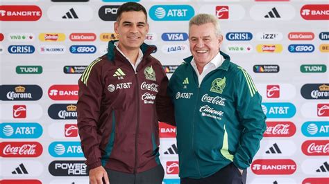 Write informative laconic excerpt under 30 words in mexican spanish for news below. Do not wrap it into quotation marks or html tags. playPedroza: This is a good as it gets for Mexico (1:09)Mauricio Pedroza is very excited to see what Javier Aguirre and Rafa Marquez will bring to the Mexican national team set up. (1:09)Javier Aguirre said he couldn&apos;t "say no to my country" as he was unveiled as Mexico coach for a third time on Thursday.And. after previously serving as a late-minute savior in qualification for the 2002 and 2010 World Cups, Aguirre praised the long-term plan that will see assistant Rafa Márquez take the reins after the 2026 World Cup."Today, more than ever, I see with joy that there&apos;s a project that&apos;s not only about rescuing three World Cup qualifiers," the 65-year-old said while sat alongside Márquez. "There&apos;s a project, there&apos;s an important foundation, a project until 2030. I&apos;m very excited, I&apos;m very excited to see that things are being done well, to see that things are becoming more professional.""We are already thinking about six years from now, it&apos;s fantastic. I can&apos;t say no to my country, to my national team."Aguirre was announced last week as the replacement for former coach Jaime Lozano, who parted ways with the national team in July after a dismal group stage exit in the Copa América. Lozano, who had a record of 10W-4D-7L, turned down a demotion that would have let him stay on as an assistant.Aguirre was questioned Thursday whether he and El Tri legend Márquez were the right figures to revitalize Mexico&apos;s fortunes and lead it to a World Cup it will co-host with the United States and Canada.Javier Aguirre and Rafa Márquez were unveiled at a news conference in Mexico City on Thursday. Manuel Velasquez/Getty Images"Any Mexican coach, you present them with this opportunity, they would say yes with their eyes closed," he said. "I think we deserve the benefit of the doubt to be here and to accomplish the goals of having a great World Cup."With Mexico qualifying automatically, the new coaching duo will have to revamp the team without World Cup qualifiers or a major tournament like the recently wrapped Copa. But Aguirre insisted they would have ample opportunity to prepare the team."We have the Nations [League] and the Gold Cup as well. Yes, there is time, yes of course. Because there&apos;s a base of players that everyone already knows," he said."I think there&apos;s enough time to put together a good team."That squad may also include the return of high-profile names such as Hirving "Chucky" Lozano and Guillermo Ochoa, two of a handful of veterans that were left out of the Copa roster."Are they Mexican? Are they footballers? Well, they&apos;re in all of our orbits," Aguirre said."There are parameters, obviously. There&apos;s an idea, we try to follow it, but we&apos;re also interested in good footballers and Mexicans who are proud to be in the national team."Mexico&apos;s next matches will be U.S.-based friendlies against New Zealand on Sept. 7 (at the Rose Bowl in Pasadena, California) and Canada on Sept. 10 (at AT&T Stadium in Arlington, Texas).Aguirre recently closed out a two-year run as coach of Mallorca, where he made headlines with a Cinderella run to the final of the 2023-24 Copa del Rey. The Mexico City native also has experience coaching Japan and Egypt.Márquez, 45, exited a role as Barcelona B coach in order to become Aguirre&apos;s assistant. Widely recognized as one of the greatest Mexican players, the former defender took part in five World Cups from 2002-2018. At club level, he clinched four league titles and two Champions League trophies with Barcelona. ,Javier Aguirre vuelve a dirigir a México con plan a largo plazo, asistido por Rafa Márquez tras el 2026. Mexvs. Nueva Zelanda y Canadá en septiembre.