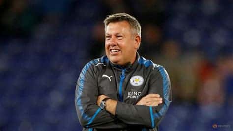 Write informative laconic excerpt under 30 words in mexican spanish for news below. Do not wrap it into quotation marks or html tags. Aug 1, 2024, 07:54 PM ETFormer Leicester City manager Craig Shakespeare has died at the age of 60, his family announced on Thursday.Shakespeare, who also briefly held a coaching position with the English national team in 2016, died peacefully surrounded by family according to a statement released on behalf of his family by the League Managers&apos; Association.He was diagnosed with cancer last October.Craig Shakespeare has died at the age of 60. Mike Egerton/PA Images via Getty ImagesIn the 2015-16 season, Shakespeare served as Claudio Ranieri&apos;s assistant during Leicester City&apos;s remarkable Premier League title victory and got the main job in early 2017.However, he was dismissed in October of the same year as the team struggled with a poor start to the season.Shakespeare then continued his career as an assistant manager with Everton, Watford, Aston Villa, and Norwich.His most recent role was as assistant head coach at Leicester, where he served under Dean Smith from April 2023. However, his short-term contract was not renewed following the club&apos;s relegation from the Premier League. ,Fallece a los 60 años Craig Shakespeare, exentrenador del Leicester City. Diagnosticado con cáncer en octubre, también sirvió en equipos ingleses y la selección nacional.