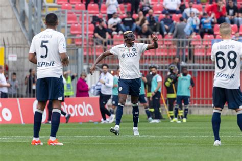 Write informative laconic excerpt under 30 words in mexican spanish for news below. Do not wrap it into quotation marks or html tags. Paris Saint-Germain are closing in on the signing of France under-23 attacking midfielder Désiré Doué, sources confirmed to ESPN.The Rennes player, coveted by several top European clubs this summer, has already agreed personal terms over a five-year deal with the French champions.The two French clubs are finalising the last details over bonuses after agreeing a €50 million ($54.9 million) transfer fee.Désiré Doué scored in France&apos;s win over New Zealand at the Paris Olympics. Alex Livesey/Getty ImagesDoué, who only turned 19 in June, played the full season with Rennes&apos; first team last year, making 44 appearances in all competitions and registering four goals and four assists.He also shone at the recent Olympic Games with Thierry Henry&apos;s France U23 team, reaching the final and taking home a silver medal.Doué has decided to join PSG ahead of Bayern Munich and Chelsea, who were keen to recruit him. He can play in many different positions, as left winger, an attacking midfielder, a second striker or a No. 10.PSG begin the defence of their Ligue 1 title at Le Havre on Friday. ESPN BET is owned and operated by PENN Entertainment, Inc. and its subsidiaries (&apos;PENN&apos;). ESPN BET is available in states where PENN is licensed to offer sports wagering. Must be 21+ to wager. If you or someone you know has a gambling problem and wants help, call 1-800-GAMBLER.Copyright: © 2024 ESPN Enterprises, Inc. All rights reserved. ,Paris Saint-Germain a punto de fichar al centrocampista atacante francés sub-23, Désiré Doué, por €50 millones. Acordó contrato de cinco años con el PSG.