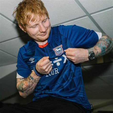 Write informative laconic excerpt under 30 words in mexican spanish for news below. Do not wrap it into quotation marks or html tags. Aug 15, 2024, 04:07 PM ETLifelong Ipswich Town fan Ed Sheeran has bought a small stake in the club ahead of their return to the Premier League.Ipswich said Thursday that the British musician has acquired a 1.4 percent ownership stake, but will be a passive investor and not part of the club&apos;s board of directors. The club did not disclose the value of the deal.Sheeran is the club&apos;s most famous supporter and has been Ipswich&apos;s shirt sponsor since 2021. His new status as a minority owner will also grant him access to an executive box at Portman Road stadium, the club said."I am really excited to have bought a small percentage of my hometown football club," Sheeran said in a club statement. "It&apos;s any football fan&apos;s dream to be an owner of the club they support, and I feel so grateful for this opportunity."Ipswich are back in the Premier League for the first time since 2002 and open their season at home against Liverpool on Saturday. ESPN BET is owned and operated by PENN Entertainment, Inc. and its subsidiaries (&apos;PENN&apos;). ESPN BET is available in states where PENN is licensed to offer sports wagering. Must be 21+ to wager. If you or someone you know has a gambling problem and wants help, call 1-800-GAMBLER.Copyright: © 2024 ESPN Enterprises, Inc. All rights reserved. ,Ed Sheeran, famoso seguidor del Ipswich Town, adquiere 1.4% de acciones antes de su regreso a la Premier League. Será un inversor pasivo.