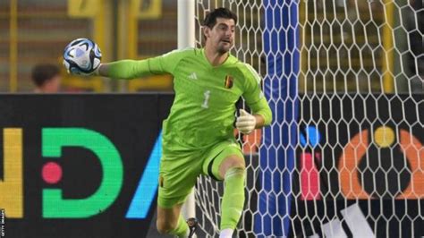 Write informative laconic excerpt under 30 words in mexican spanish for news below. Do not wrap it into quotation marks or html tags. Aug 22, 2024, 03:22 PM ETReal Madrid goalkeeper Thibaut Courtois said in a social media post Thursday that he will not be returning to the Belgium national team while current manager Domenico Tedesco remains in charge.Courtois, who missed much of the last season after suffering two knee injuries, was left off Belgium&apos;s Euro 2024 squad despite starting for Real Madrid in the Champions League final."Unfortunately, following the events with the coach and after much reflection, I have decided not to return to the Belgian national team under his management," Courtois, who has 102 caps for Belgium, wrote on Instagram."In this matter, I accept my share of responsibility. However, looking forward, my lack of confidence in him would not contribute to maintaining the necessary atmosphere of cordiality."Courtois had a public falling-out with Tedesco in 2023 after leaving the Belgium squad ahead of a Euro 2024 qualifier amid a dispute over not being selected to succeed Eden Hazard as captain.Tedesco said Courtois abruptly left camp after he did not feel respected within the team, but Courtois denied Tedesco&apos;s claims and said he left the camp due to a knee problem."The Federation, with whom I have had several discussions, accepts my position and the reasons that led me to this painful but coherent decision," Courtois added. "I regret possibly disappointing some fans, but I am convinced that this is the best course of action for Belgium, as it closes a debate and allows the team to focus on pursuing its goals."Belgium were eliminated by France in the round of 16 at Euro 2024, with Al Qadsiah goalkeeper Koen Casteels starting all four of their games. ,El portero del Real Madrid, Thibaut Courtois, anunció en redes sociales que no volverá a la selección de Bélgica mientras Domenico Tedesco siga como DT.